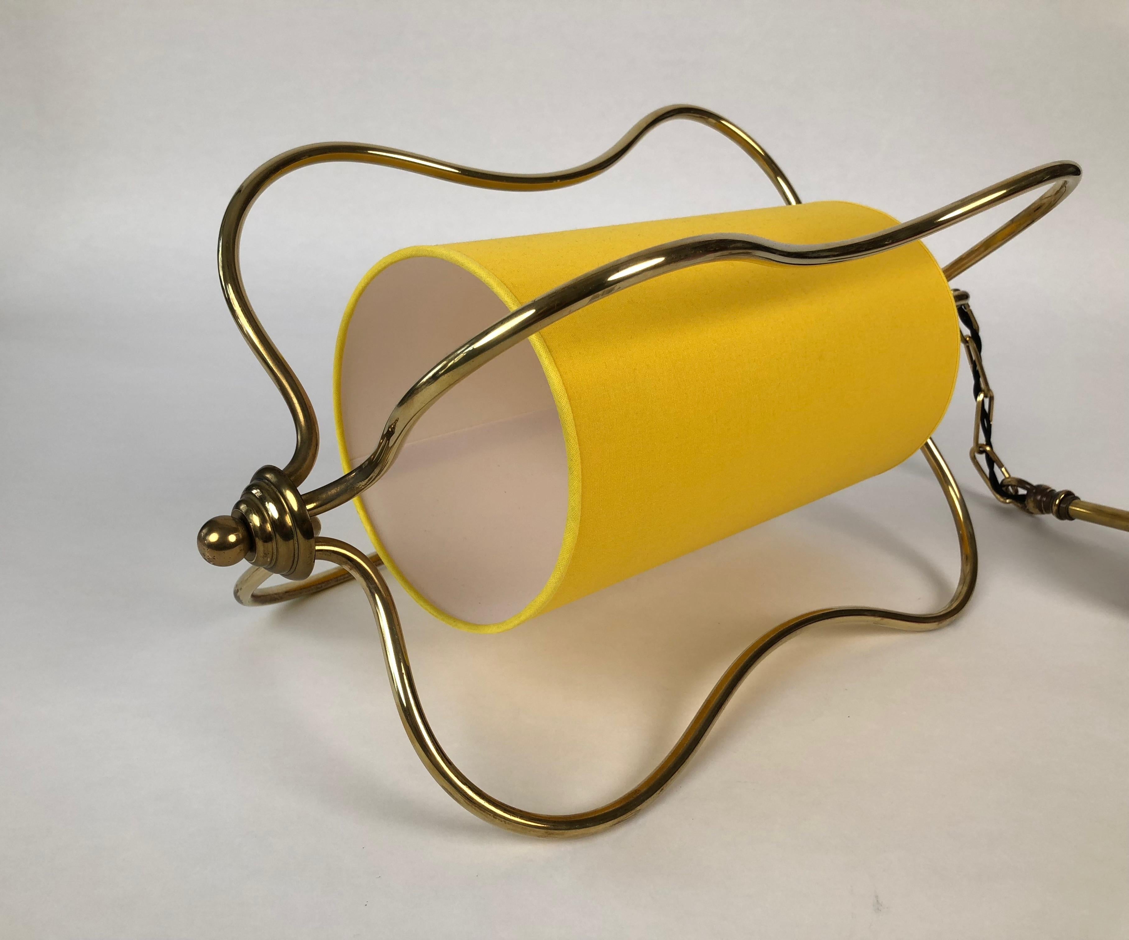 Laiton Plafonnier en laiton avec abat-jour jaune dans un style Hollywood Regency en vente