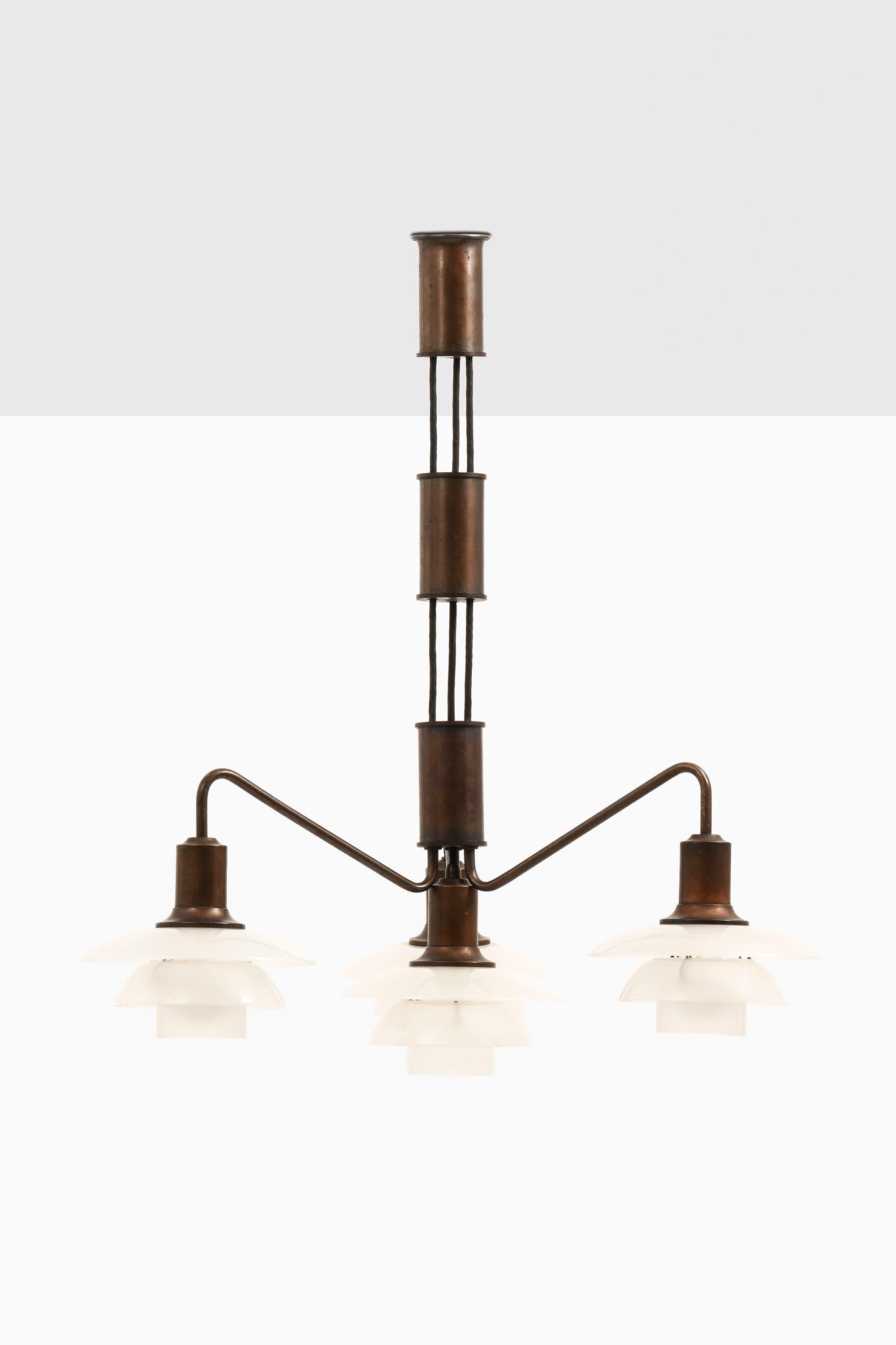 Lámpara de techo con estructura de latón dorado y pantallas de cristal de Poul Henningsen, 1931-1937 Escandinavo moderno en venta