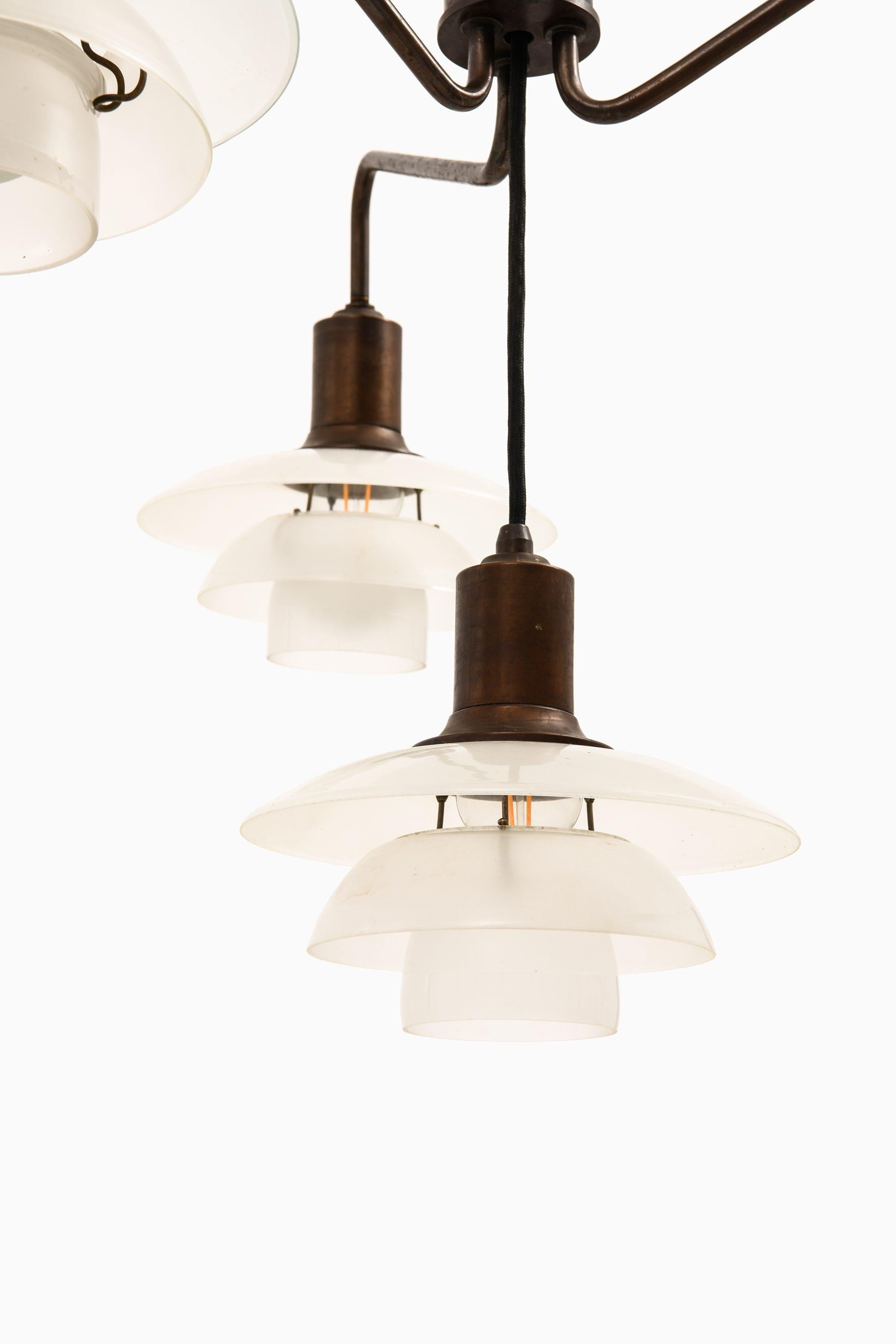 Lámpara de techo con estructura de latón dorado y pantallas de cristal de Poul Henningsen, 1931-1937 Danés en venta