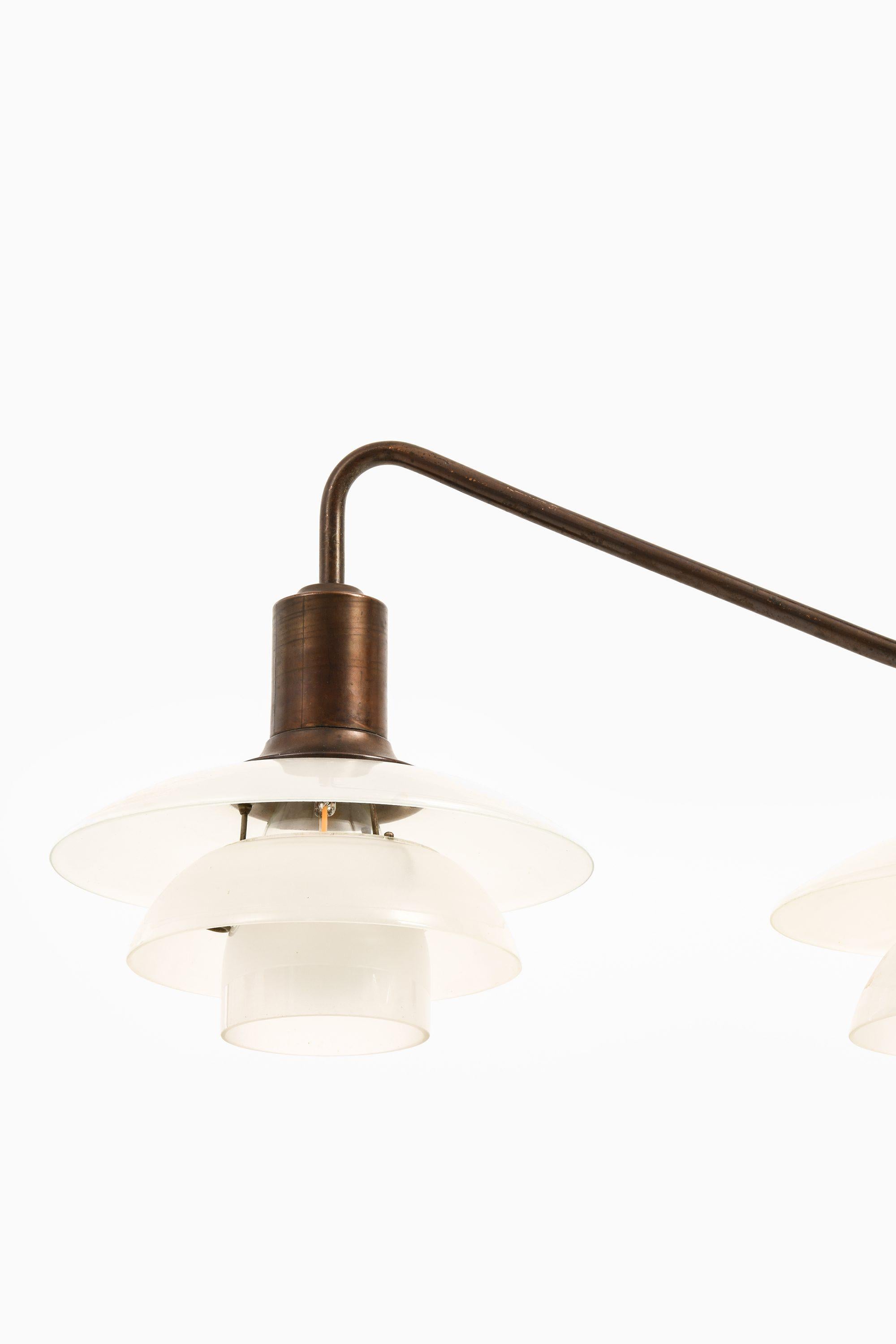 Lámpara de techo con estructura de latón dorado y pantallas de cristal de Poul Henningsen, 1931-1937 en Bueno estado para la venta en Limhamn, Skåne län