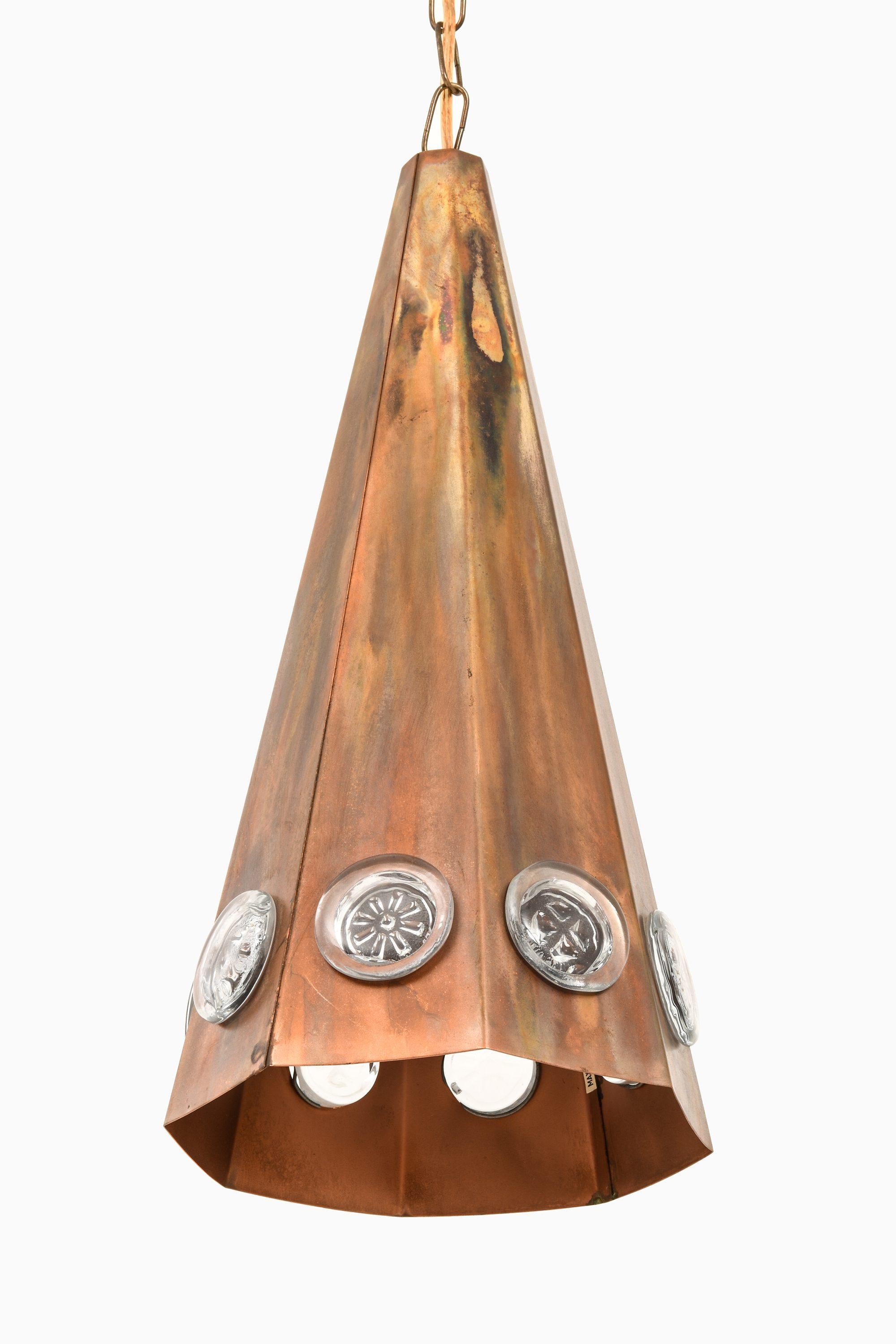 Lampada da soffitto in rame e vetro di Erik Höglund, anni '60

Informazioni aggiuntive:
Materiale: Rame e vetro
Stile: Metà secolo, Scandinavo
Prodotto da Ateljé Lyktan ad Åhus, in Svezia.
Dimensioni (L. x P. x H.): 22 x 22 x 45 150 cm
Condizioni: