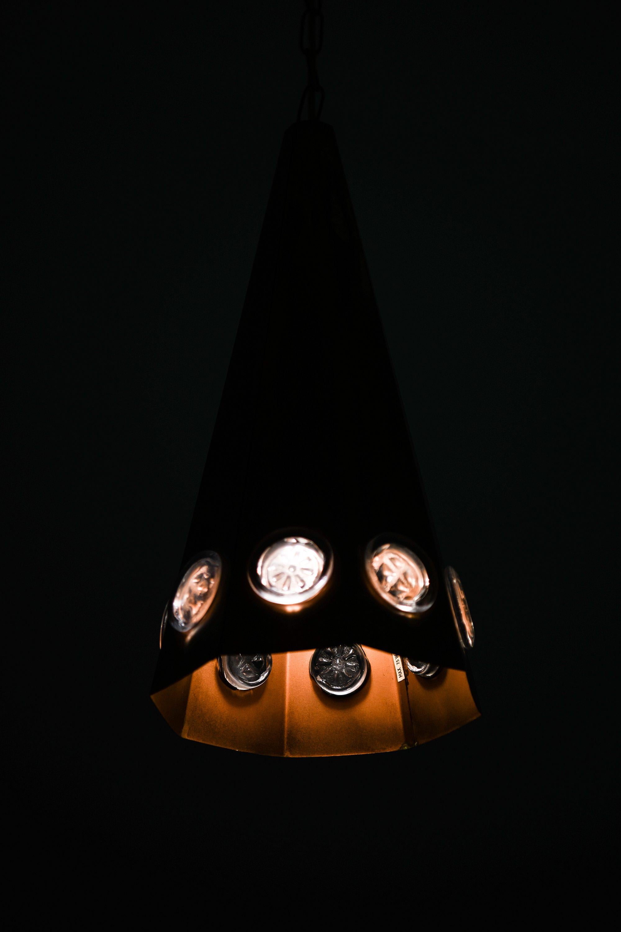 Svedese Lampada da soffitto in rame e vetro di Erik Höglund, anni '60 in vendita