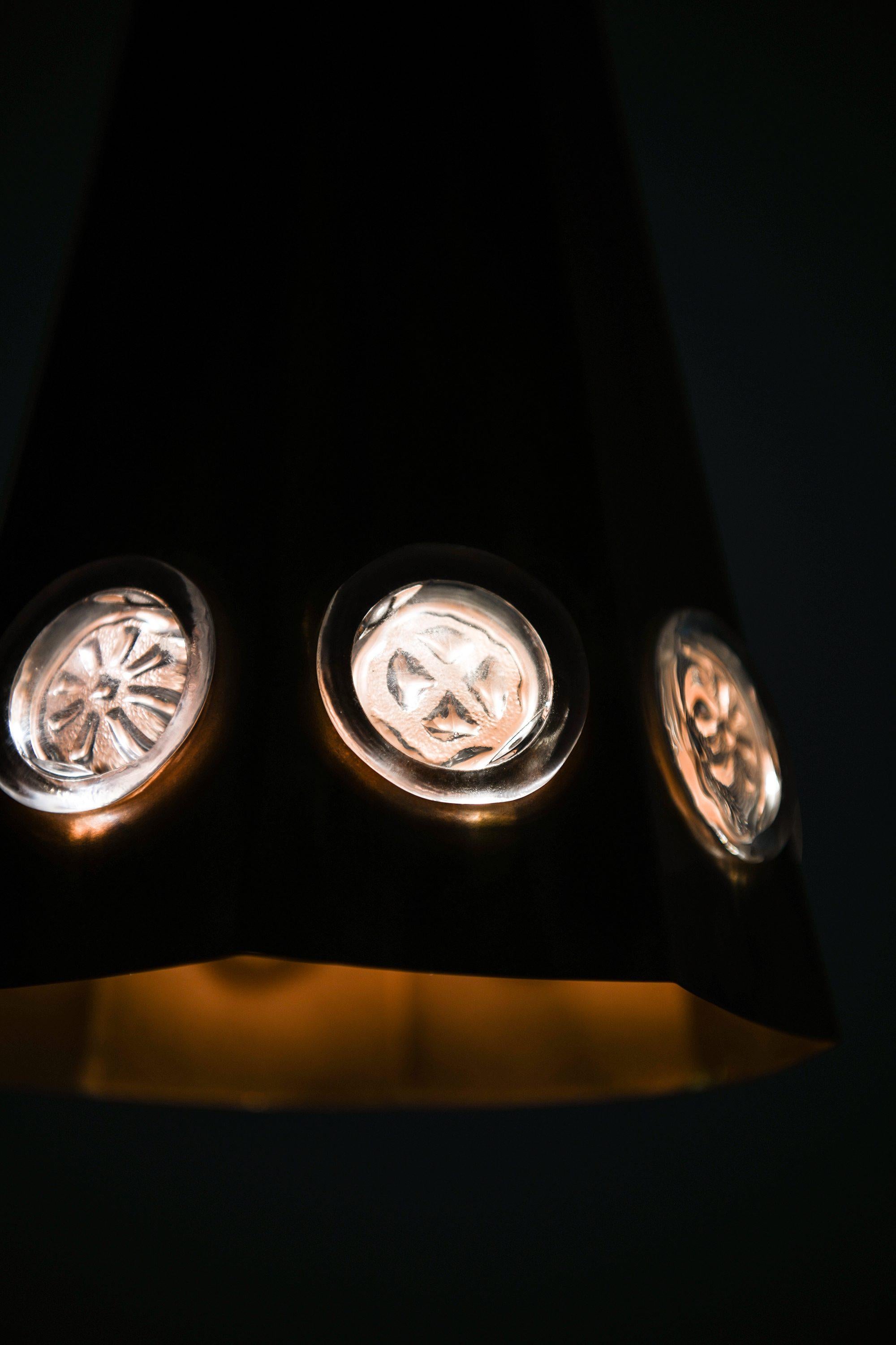 Lampada da soffitto in rame e vetro di Erik Höglund, anni '60 in vendita 2