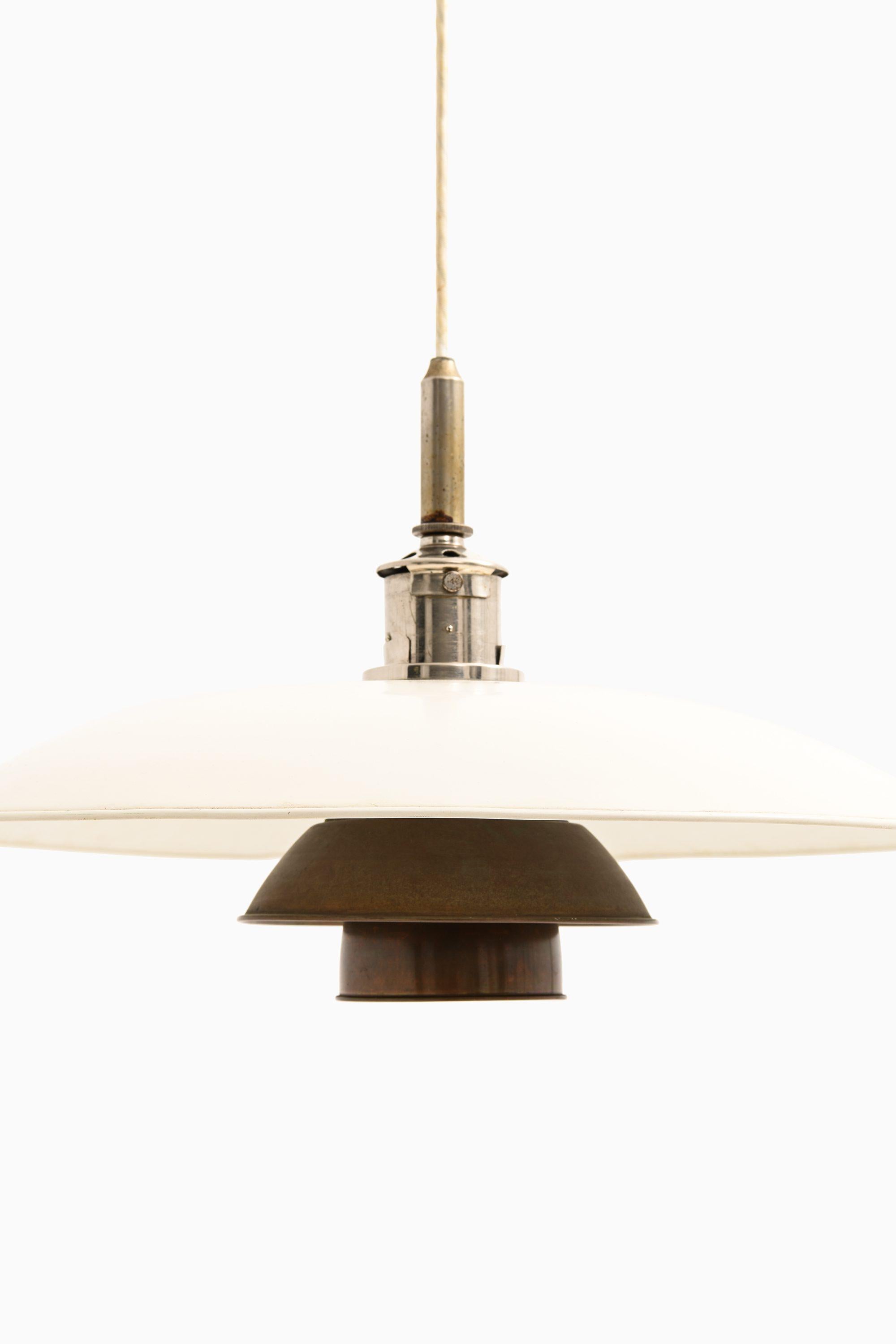 Plafonnier à douille nickelée, cuivre et laqué blanc de Poul Henningsen, 1928

Informations supplémentaires :
Matériau : Douille nickelée, cuivre et laqué blanc
Style : Milieu du siècle, Scandinave
Très rare plafonnier modèle PH 5/3
Produit par