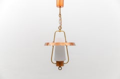 Plafonnier en cuivre, laiton et verre opalin, années 1950 Moderne du milieu du siècle dernier