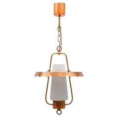 Plafonnier en cuivre, laiton et verre opalin, années 1950 Moderne du milieu du siècle dernier
