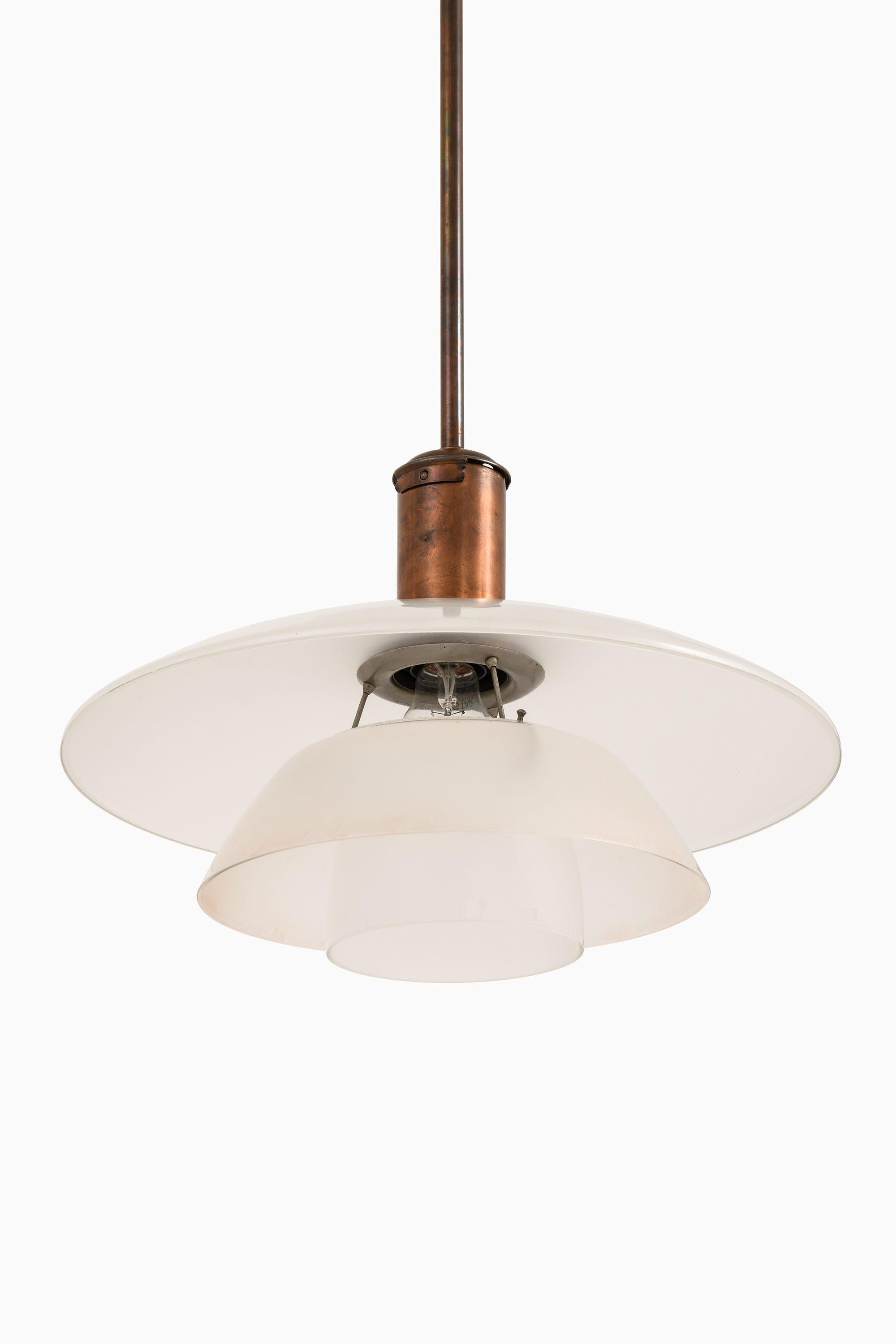 Ceiling Lamp in Copper-Plated Brass and Frosted Glass by Poul Henningsen, 1930's

Additional Information:
Material: Copper-plated brass, frosted glass
Style: Mid century, Scandinavian
Rare ceiling lamp model PH-4/4
Produced by Louis Poulsen in
