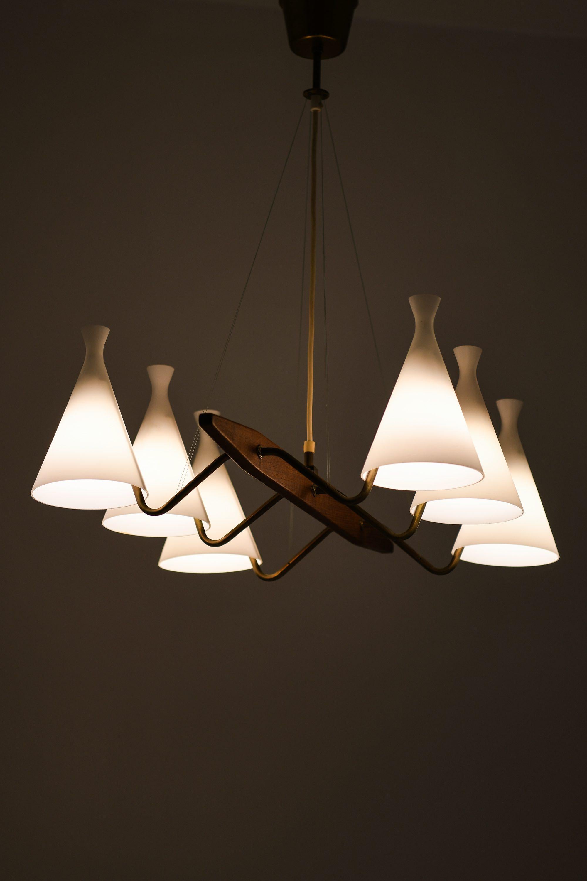 Lampada da soffitto in teak, ottone e vetro opalino di Svend Aage Holm Sørensen, anni 1950

Informazioni aggiuntive:
Materiale: Teak, ottone e vetro opalino
Stile: Metà secolo, Scandinavo
Prodotto da ASEA in Svezia
Dimensioni (L. x P. x H.): 78 x 57