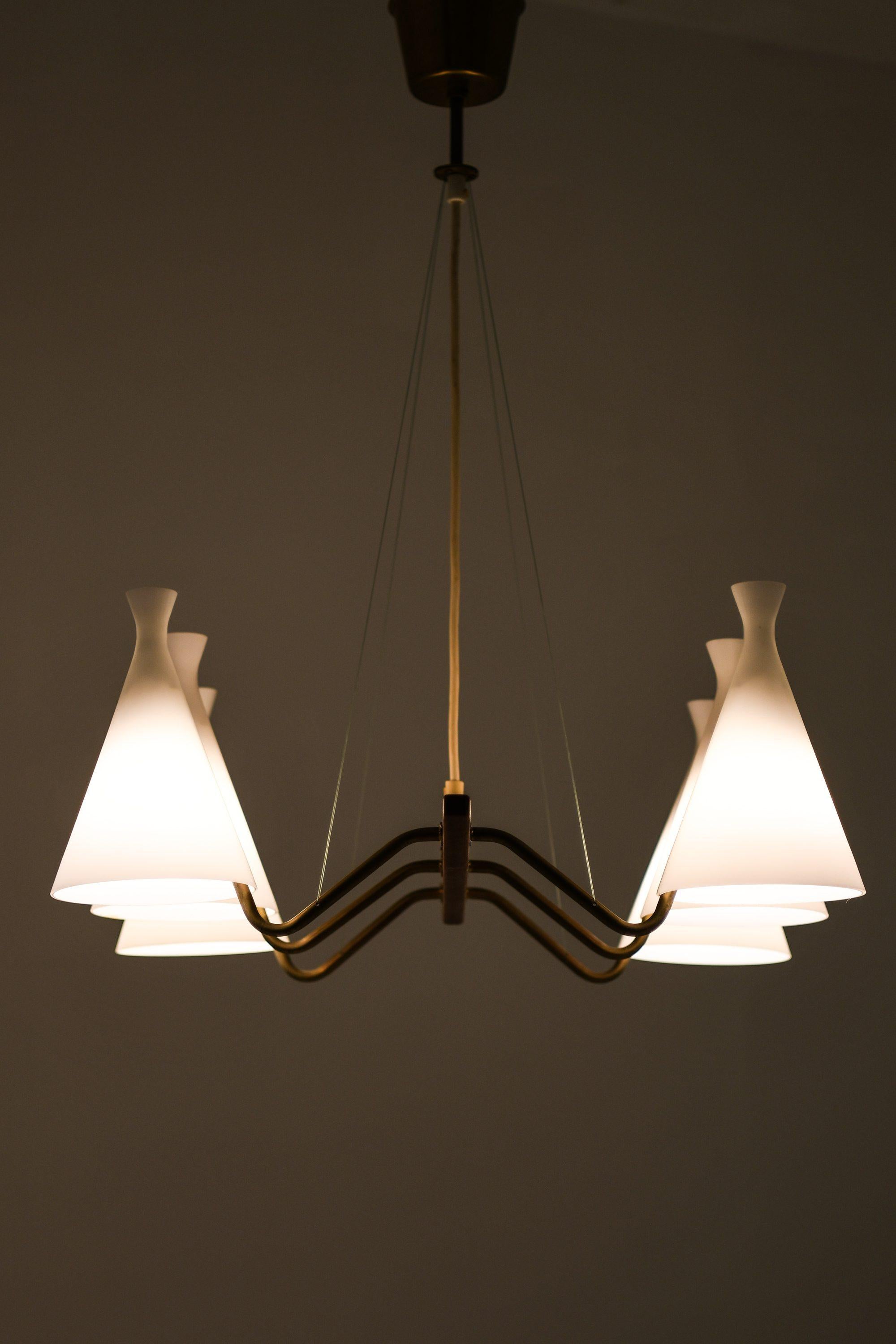 Lampada da soffitto in teak, ottone e vetro opalino di Svend Aage Holm Sørensen, anni '50 In condizioni buone in vendita a Limhamn, Skåne län