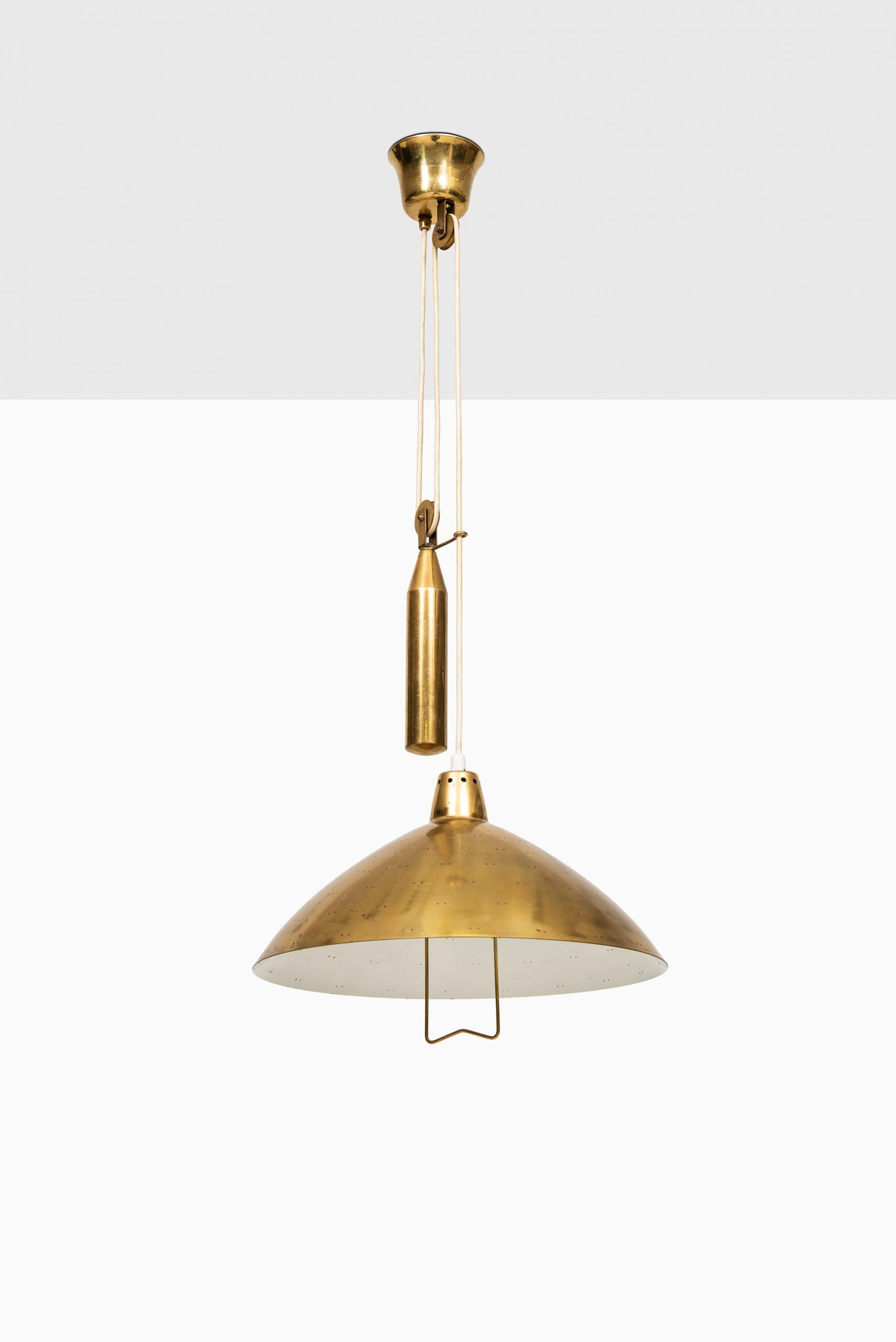 Rare counter weight ceiling lamp in the style of Paavo Tynell. Produced by Itsu in Finland. Measure: Height: 100-165 cm.
