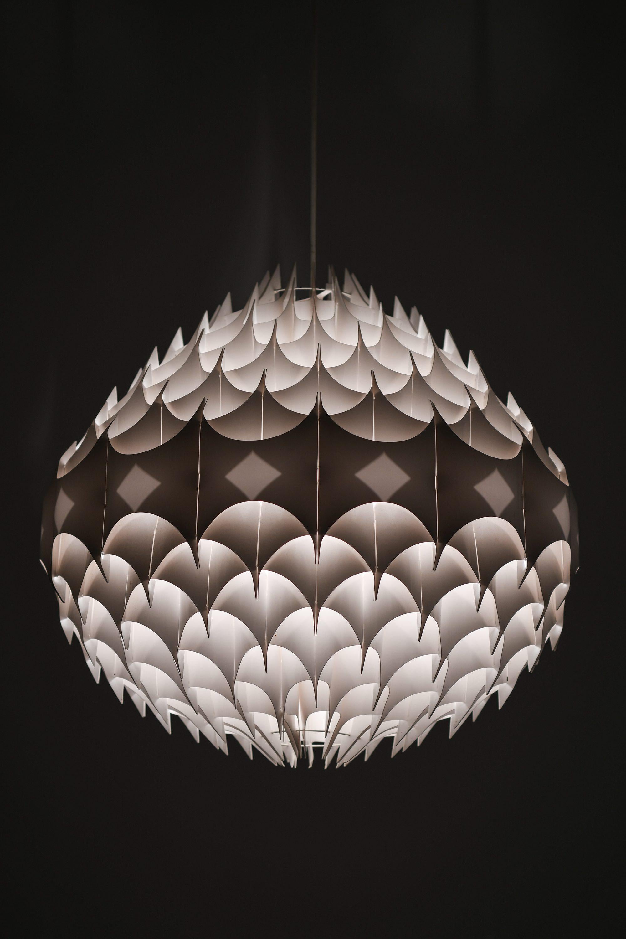 Lampada da soffitto in metallo laccato bianco di Havlova Milanda, anni '70

Informazioni aggiuntive:
Materiale: Metallo laccato bianco 
Stile: Metà secolo, Scandinavo
Lampada da soffitto modello Rytmik
Prodotto da VEST Leuchten in Austria
Dimensioni
