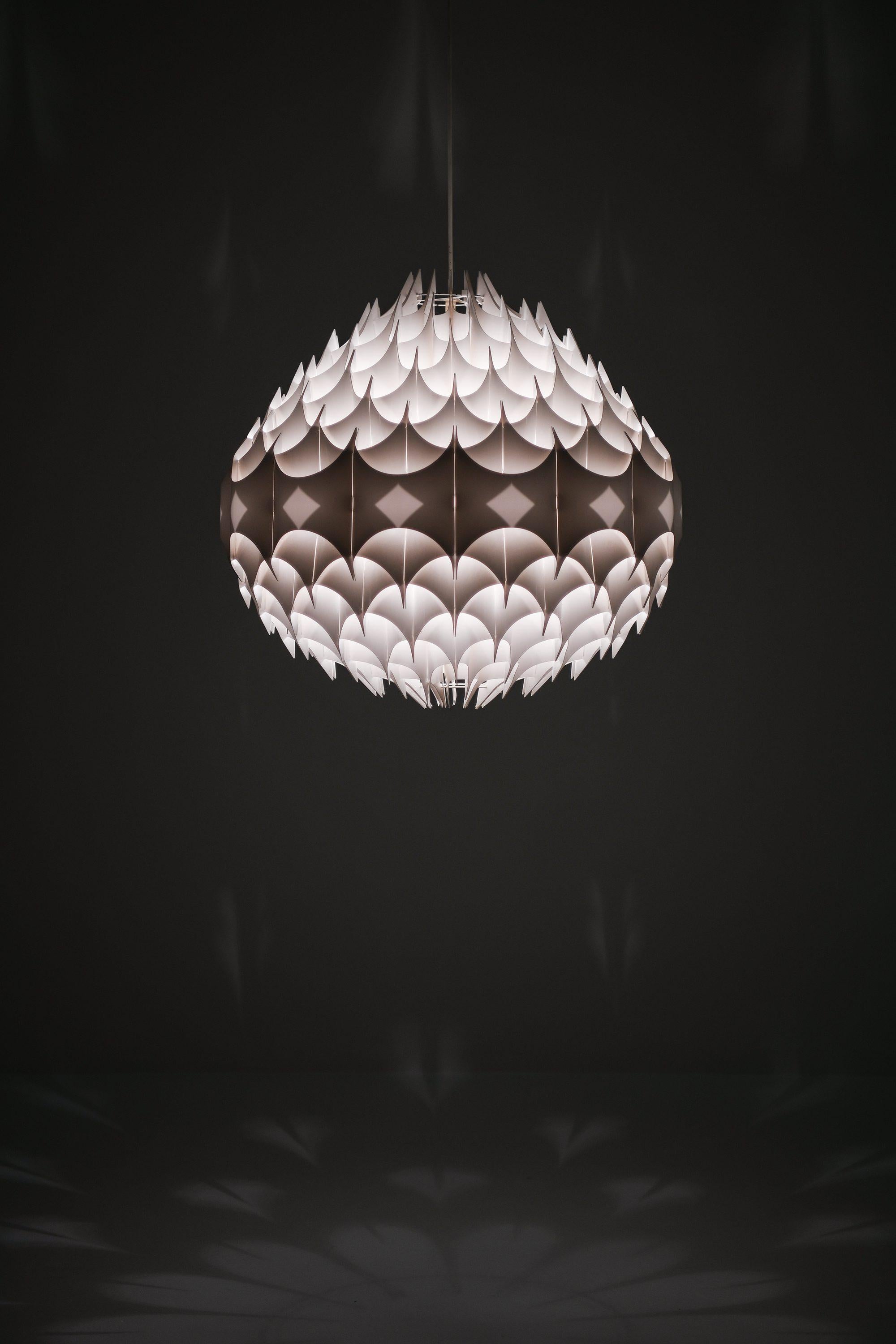 Scandinavo moderno Lampada da soffitto in metallo laccato bianco di Havlova Milanda, anni '70 in vendita