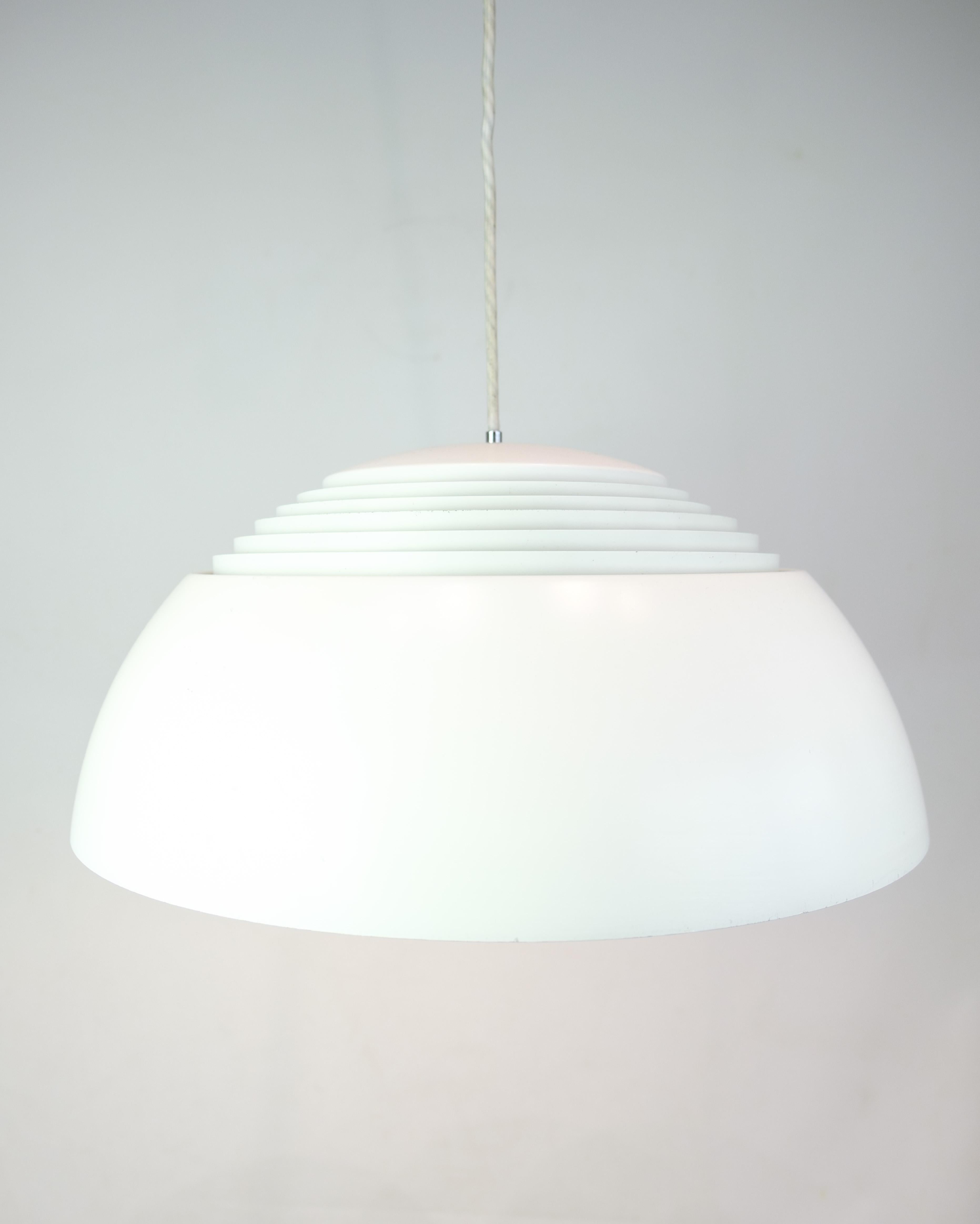 La lámpara colgante AJ Royal fue diseñada por Arne Jacobsen en 1957 como parte del concepto general de diseño del entonces Hotel SAS Royal de Copenhague. Poco después, Louis Poulsen empezó a fabricar la lámpara, y sigue haciéndolo en la actualidad.