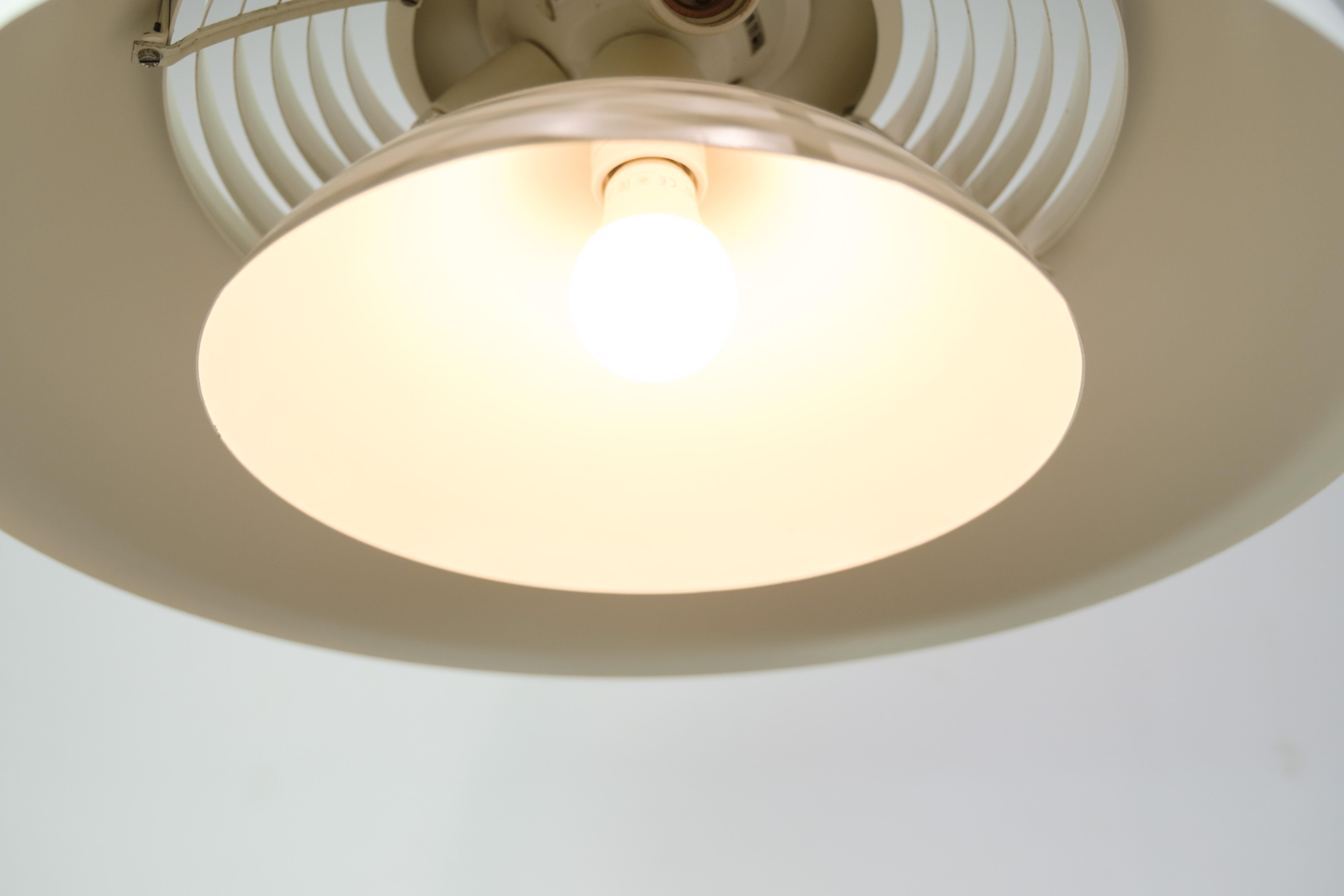 Lámpara de techo blanca de aluminio y acero de Arne Jacobsen de los años 60 mediados del siglo XX en venta