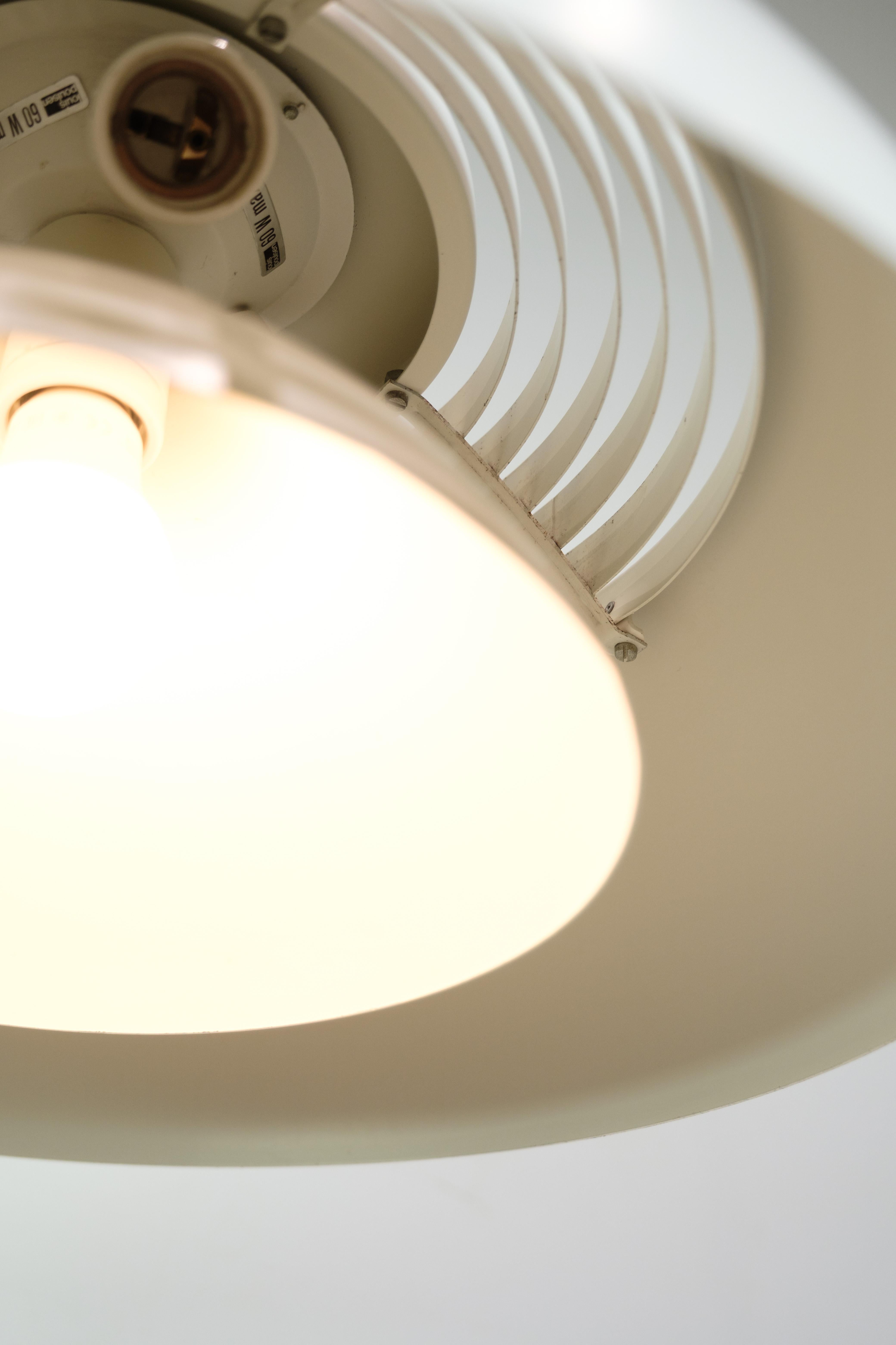 Lámpara de techo blanca de aluminio y acero de Arne Jacobsen de los años 60 en venta 1