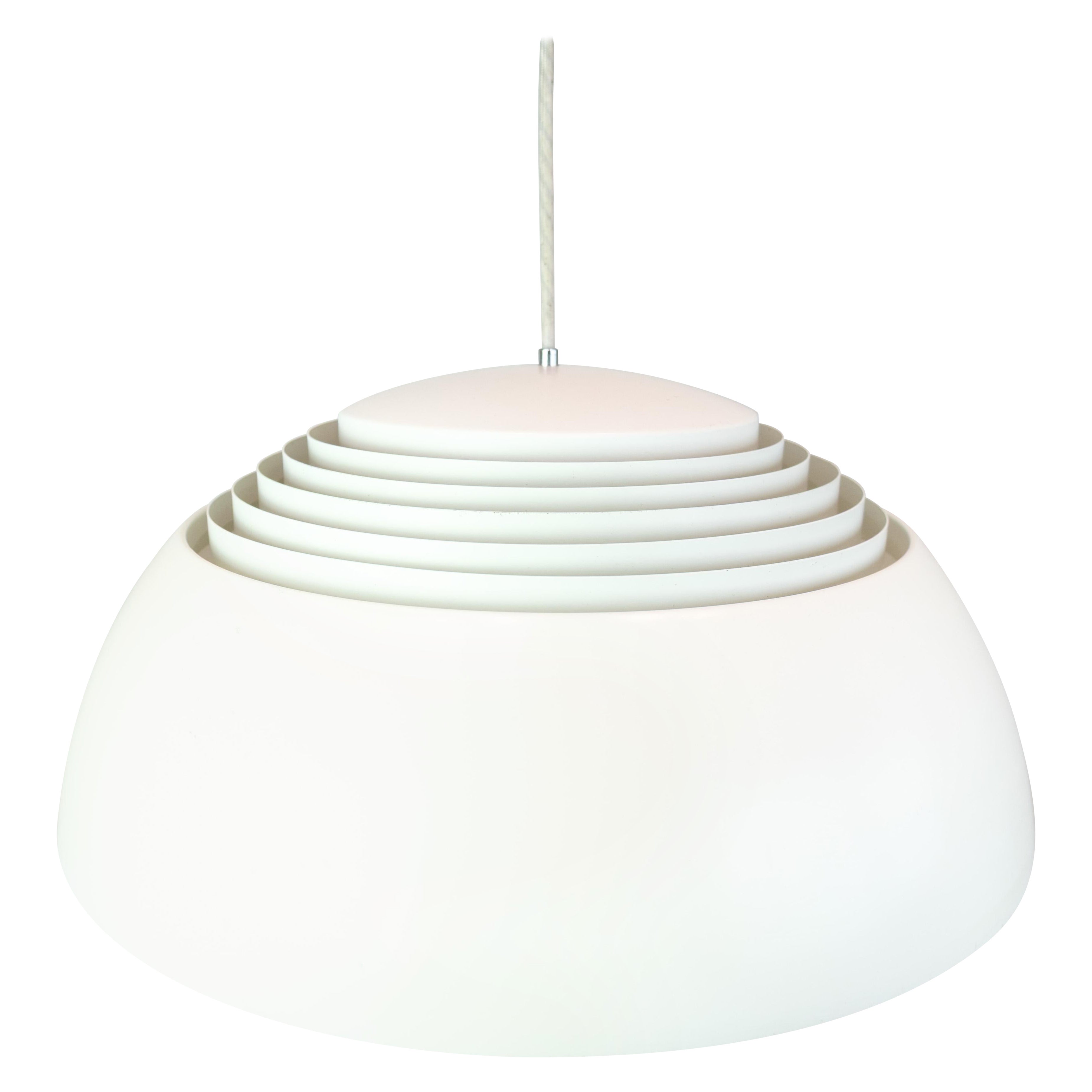 Lámpara de techo blanca de aluminio y acero de Arne Jacobsen de los años 60 en venta