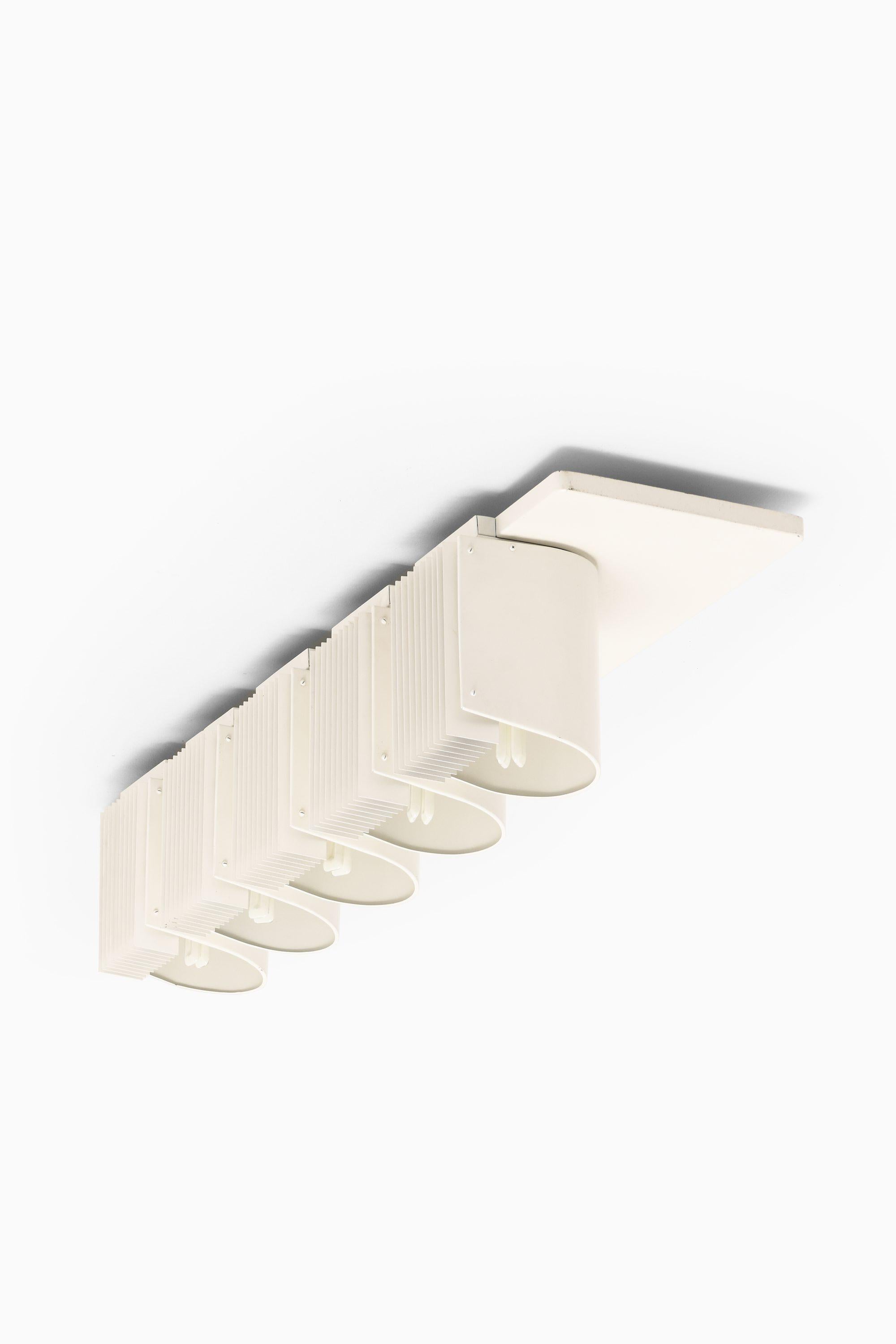 Ceiling Lamp in White Painted Metal by Alvar Aalto, 1950's

Additional Information:
Material: White painted metal
Style: Mid century, Scandinavian
Produced by Cariitti Oy in Finland 
Dimensions (W x D x H): 115 x 31.5 x 27 cm
Condition: Good vintage