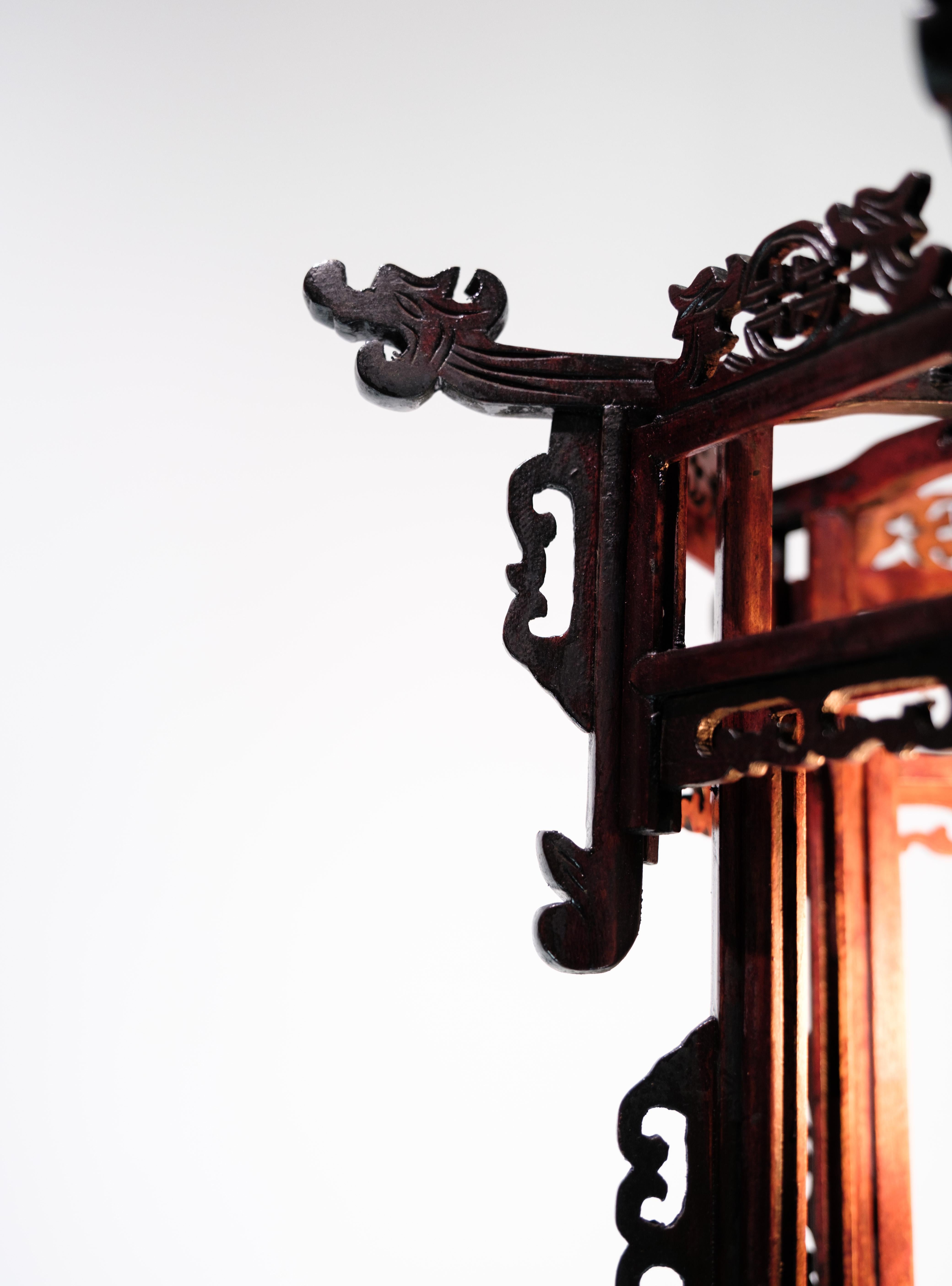 Ceiling lamp made of wood with Chinese-style decoration designed as a lantern from around the 1930s.
H: 25/60 Dia: 31