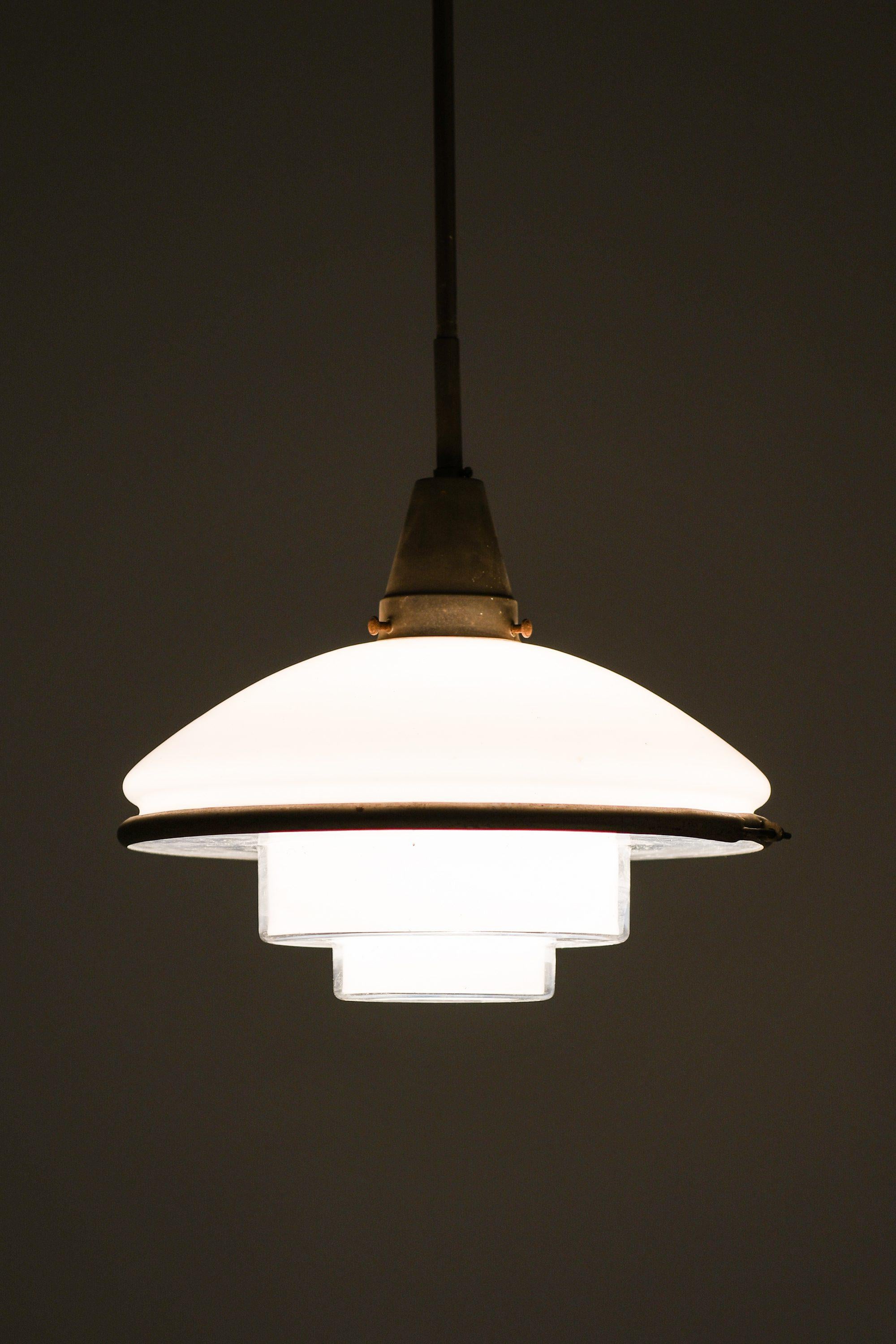 Lampada da soffitto Megaphos in metallo nichelato e vetro opalino di A.I.C. Otto Müller, 1932

Informazioni aggiuntive:
Materiale: Metallo nichelato, vetro opalino
Prodotto da Sistrah - Licht Gmbh in Germania
Dimensioni (L. x P. x H.): 31 x 31 x 130