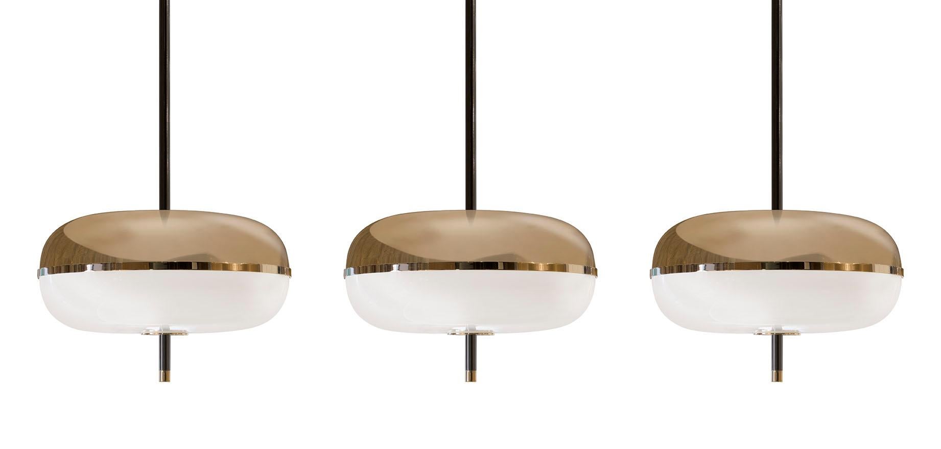 Lampada da soffitto a sospensione, un oggetto di design adatto a qualsiasi ambiente, dal soggiorno alla camera da letto, con struttura in metallo e vetro soffiato.

I materiali
Lampada da soffitto con struttura in metallo con finitura nichel nero