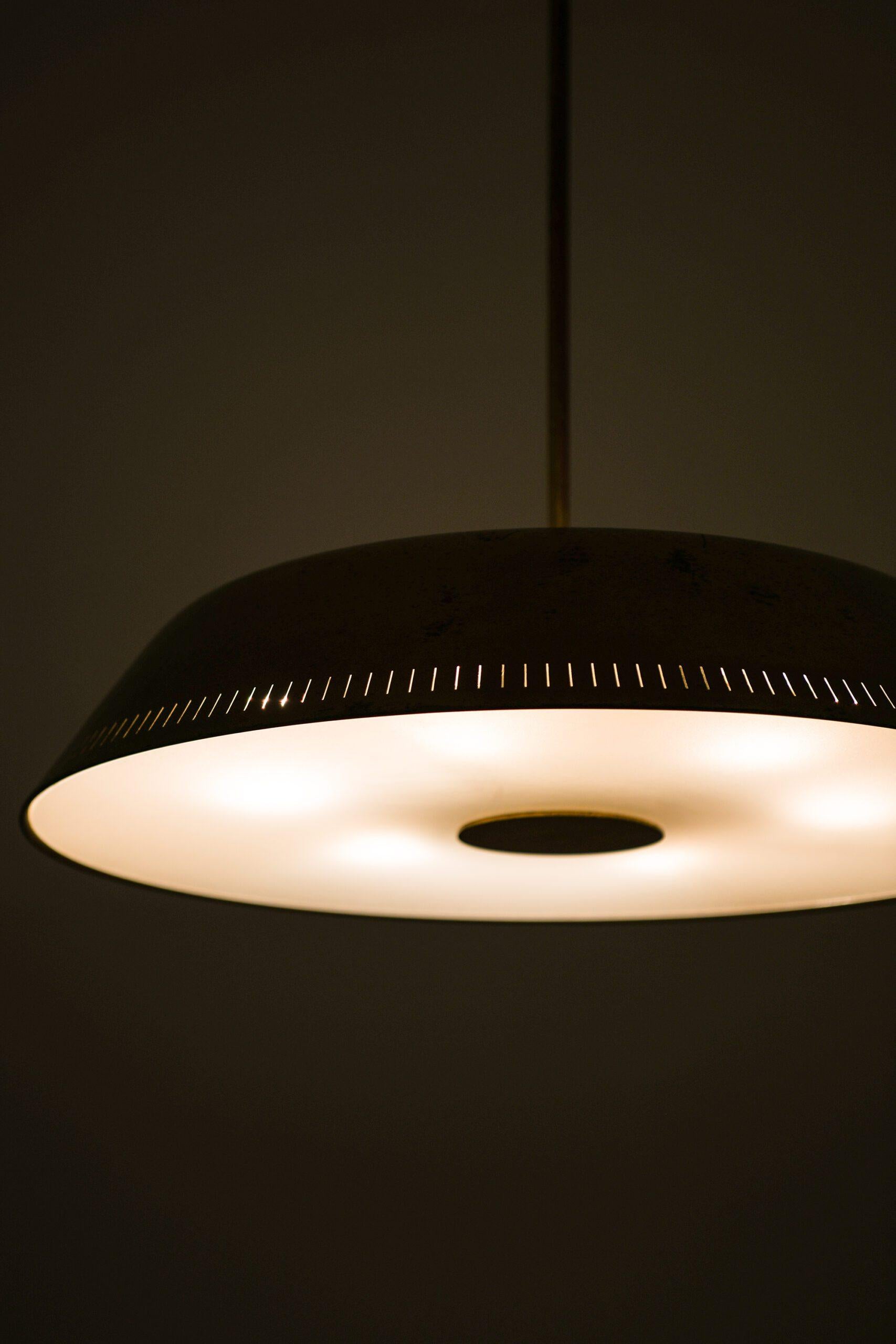 Lámpara de techo, Model No. 11326, de latón, de Harald Notini, década de 1940 Sueco en venta