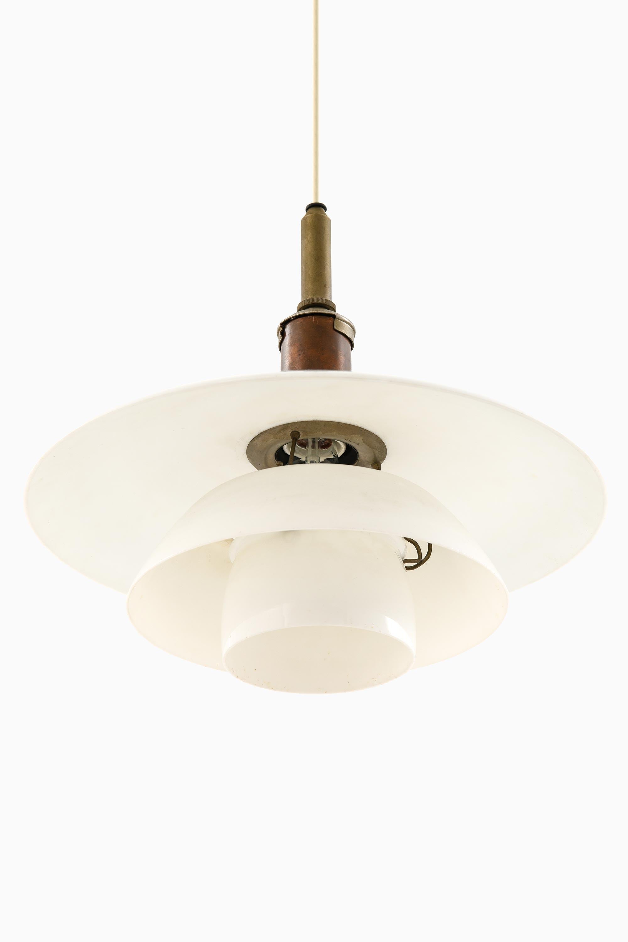 Plafonnier, Model No No 4/4, en verre opalin et métal par Poul Henningsen, années 1930

Informations supplémentaires :
MATERIAL : Verre opalin, laiton et cuivre
Style : Milieu de siècle, Scandinave
Plafonnier
Produit par Louis Poulsen au