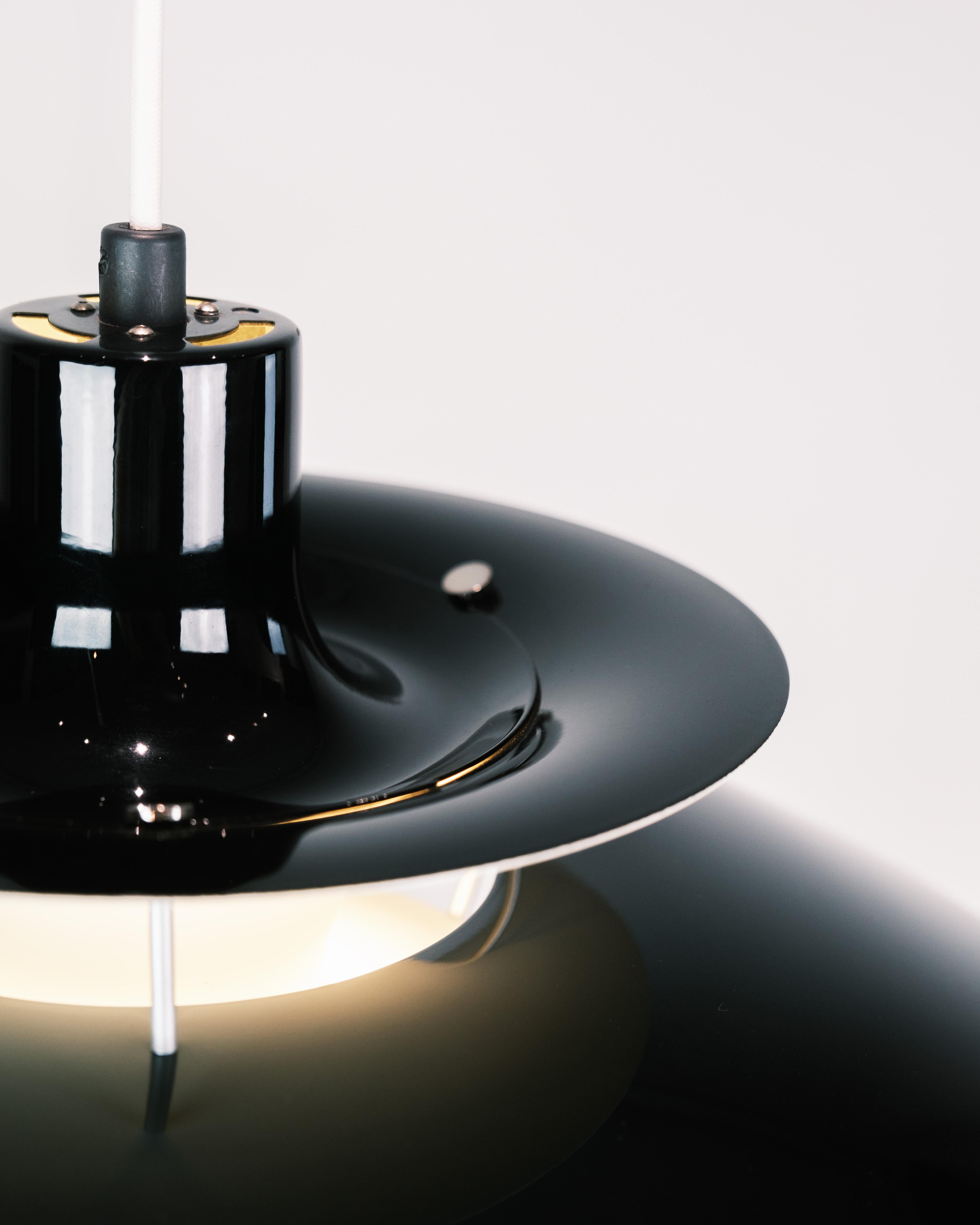 Lampada PH5 disegnata da Poul Henningsen nel 1958 e prodotta da Louis Poulsen. La lampada ha paralumi in metallo laccato nei colori nero, rosso e bianco ed è un modello più recente.

Abbiamo 2 lampade in magazzino.

Dimensioni: Dia: 50 cm e H: 30 cm
