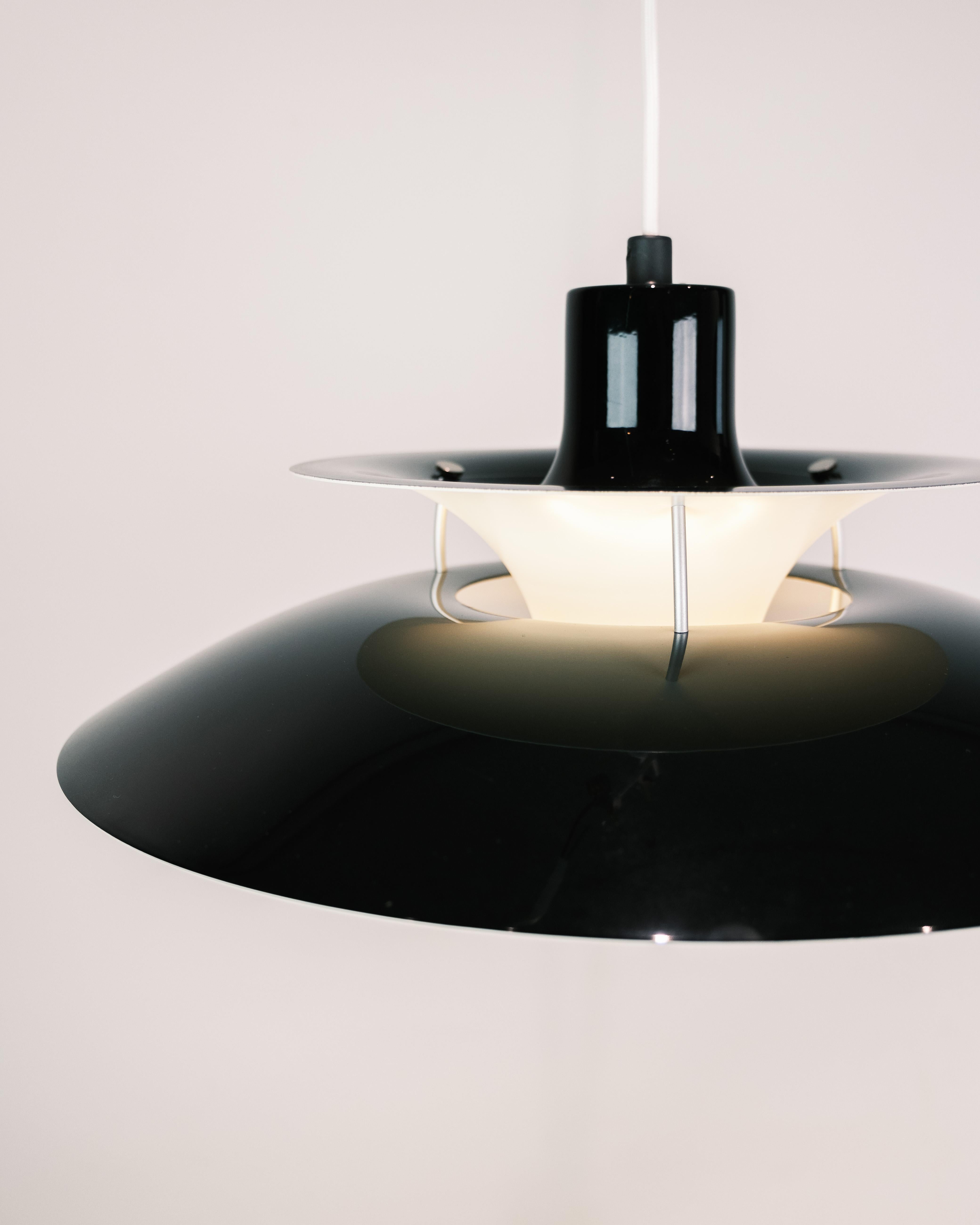 Mid-Century moderno Lampada da soffitto Model PH5 in nero di Poul Henningsen per Louis Poulsen in vendita