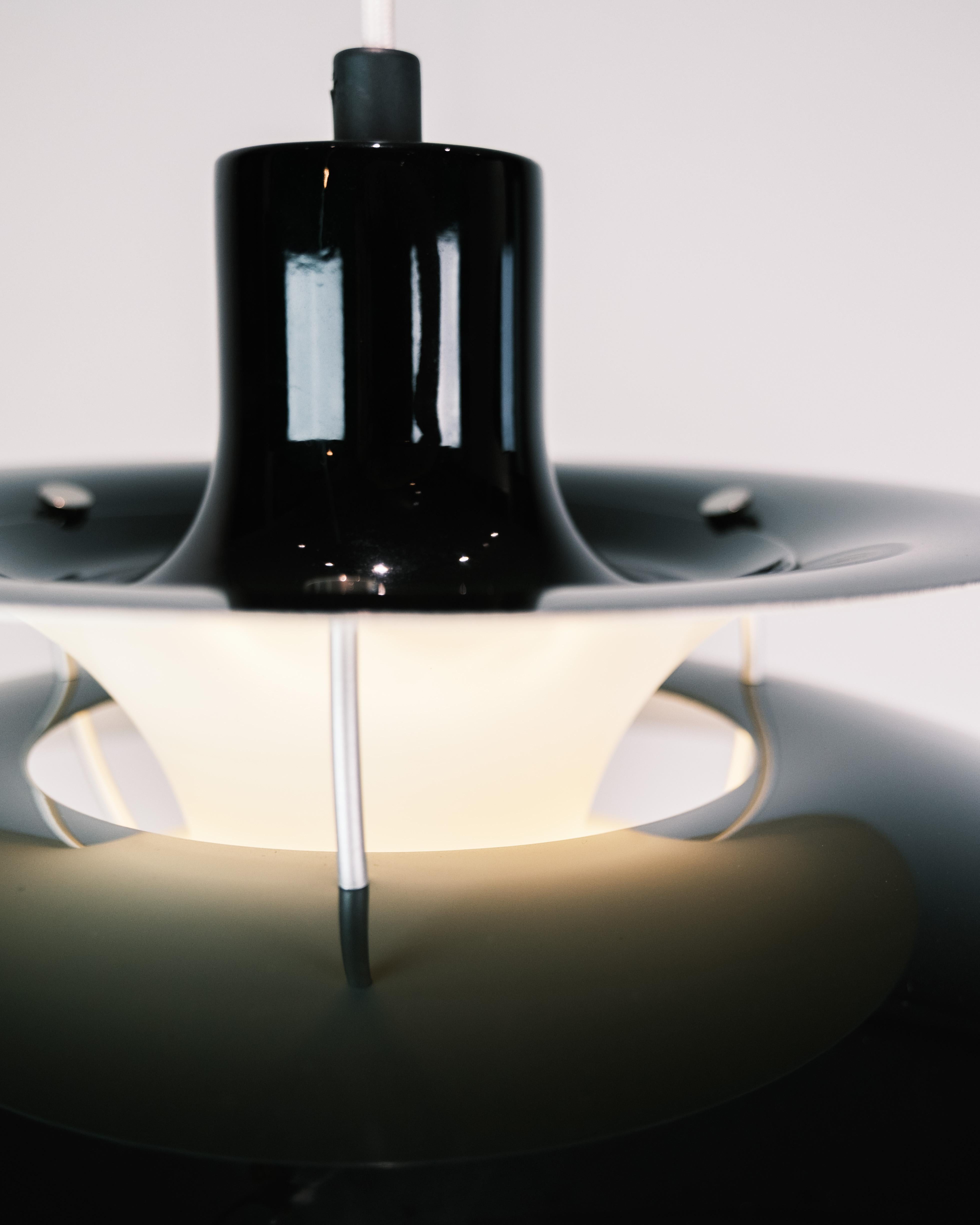 Lampada da soffitto Model PH5 in nero di Poul Henningsen per Louis Poulsen In condizioni ottime in vendita a Lejre, DK