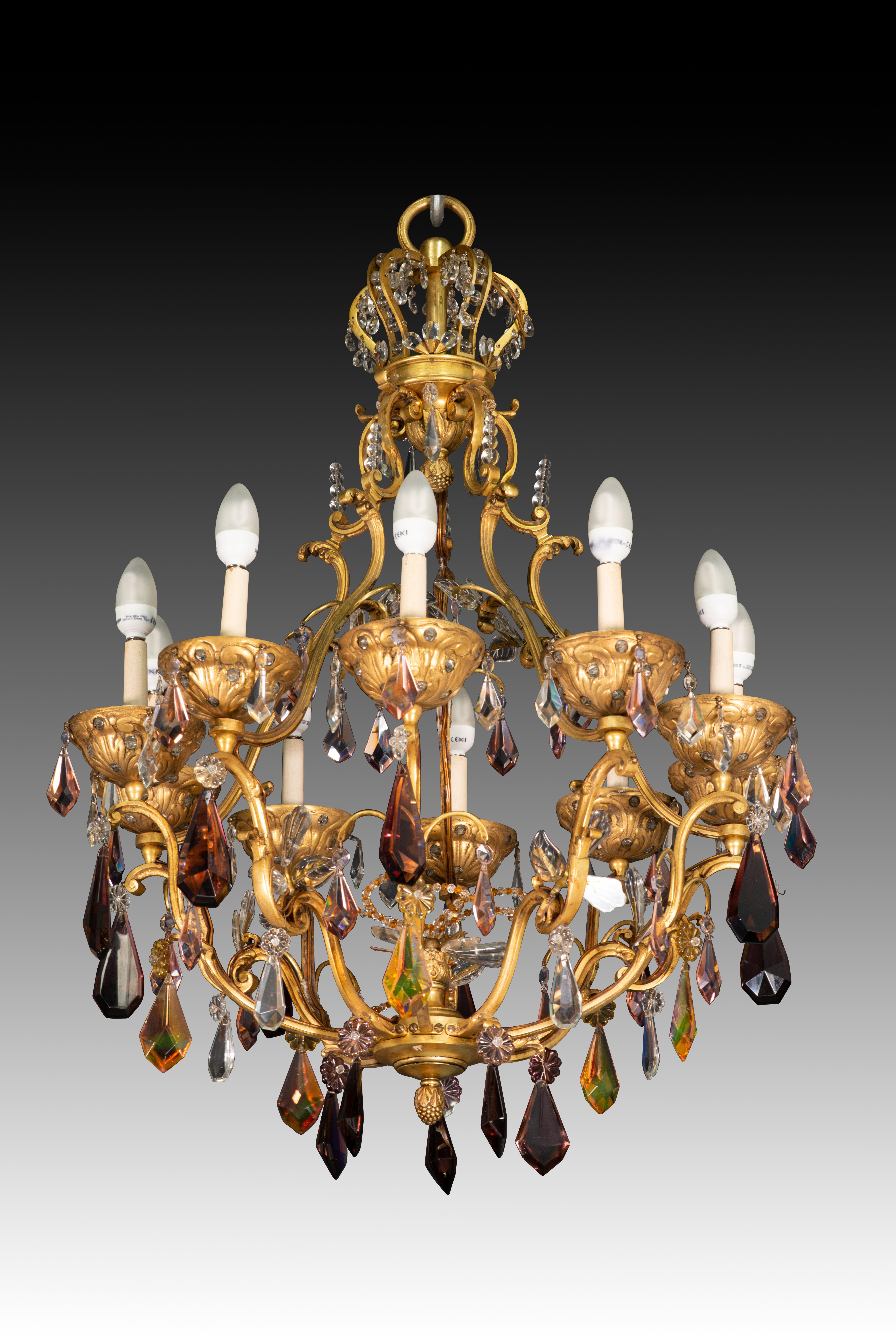  Lampada da soffitto o lampadario. Bronzo, vetro. XX secolo. 
Lampadario da soffitto in bronzo dorato e metallo che presenta elementi vegetali di influenza classicista, secondo modelli ottocenteschi diffusi soprattutto nella scuola francese