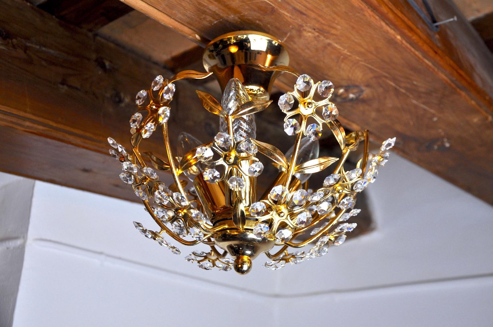 Superb and rare oscar torlasco floral ceiling lamp designed and produced in italy in the 1980s. This unique object is composed of cut crystals and a golden structure. Object that will illuminate wonderfully and bring a real design touch to your
