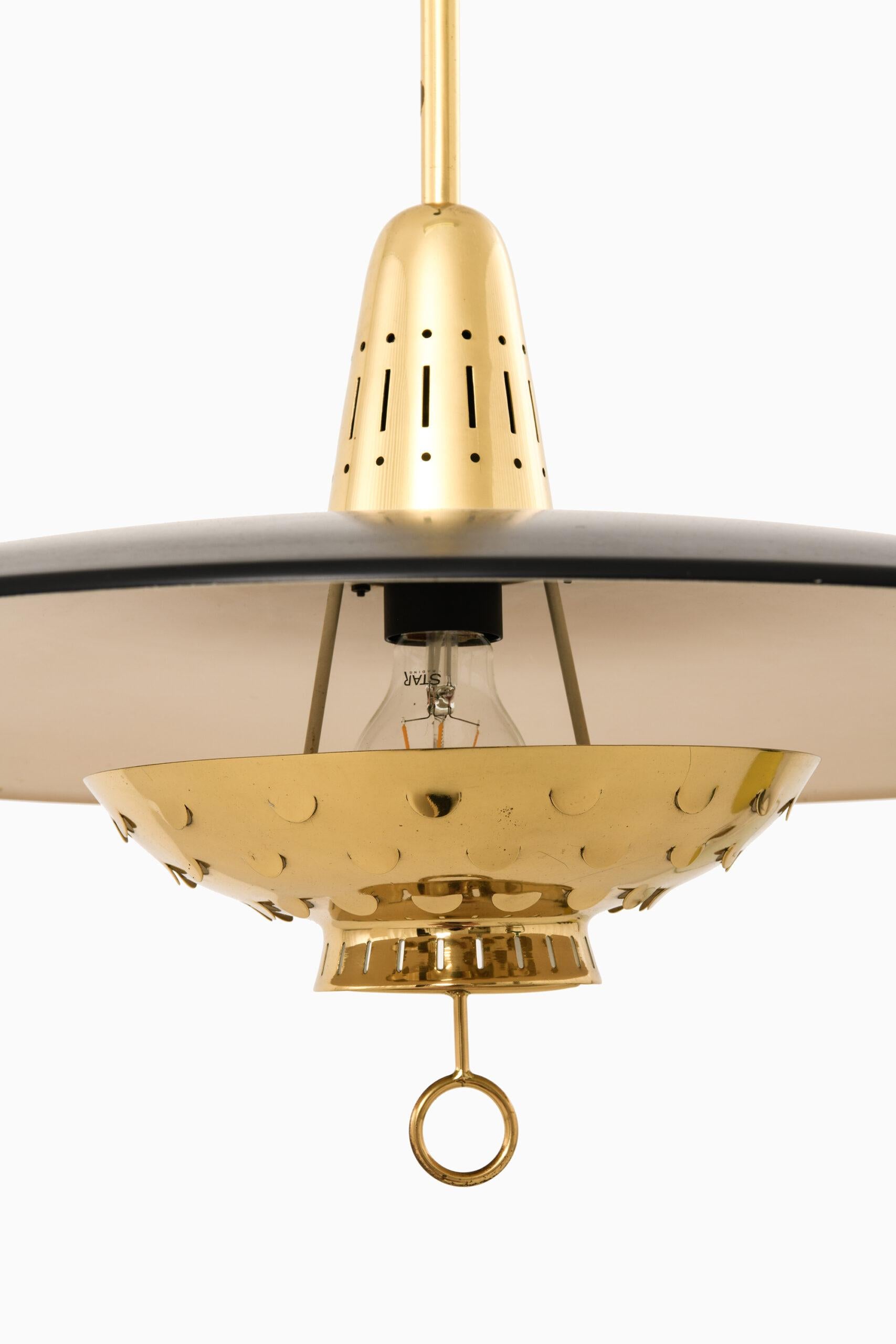 Rare lampe de plafond d'un designer inconnu. Produit par Boréns en Suède.
Hauteur : 105-170 cm.
