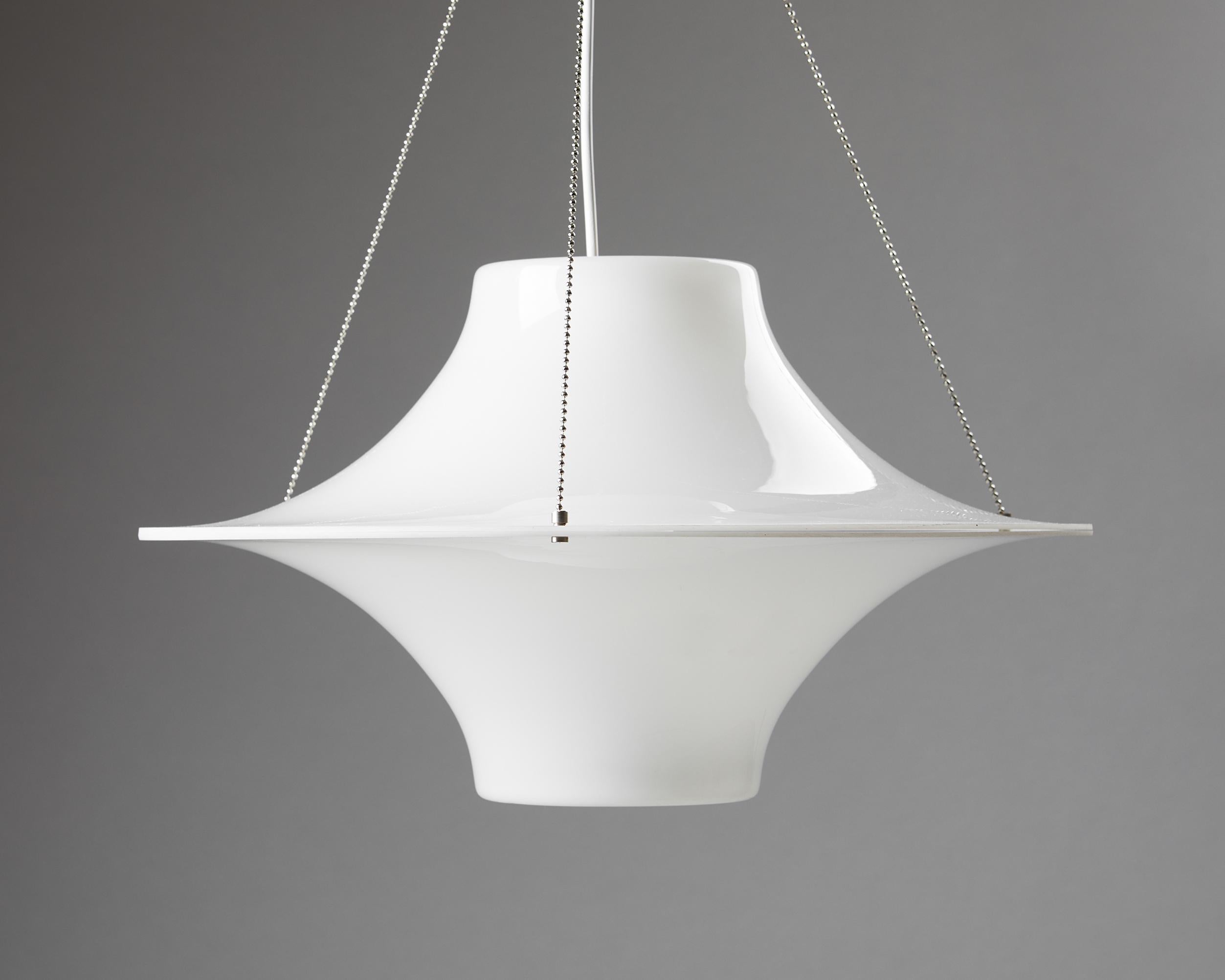 Ceiling lamp ‘Sky Flyer’ designed by Yki Nummi,
Finland. 1960s.
Acrylic and steel.

Adjustable drop height.

This pendant is one of the best-known Finnish lamp designs. Yuki Nummi created sculptural pieces using modern materials, such as