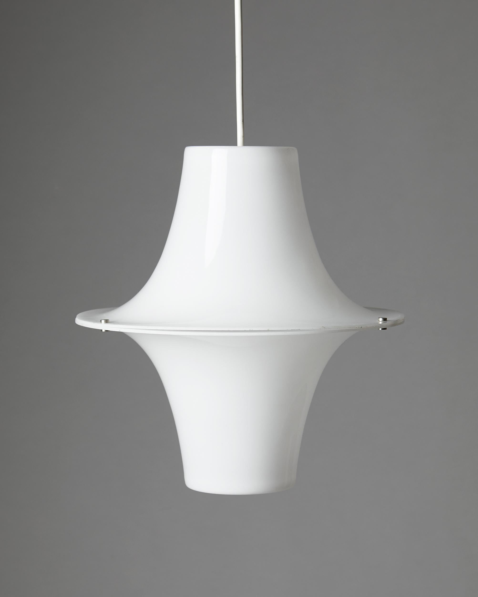 Acrylic and steel.

Fully adjustable drop height.

Measures: Height 31 cm/ 12 1/8
