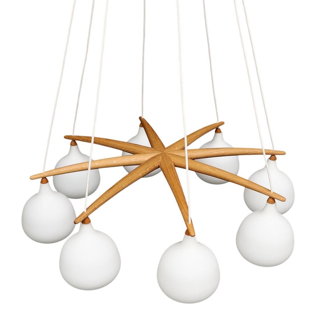 Eleva l'atmosfera della tua casa con questo lampadario iconico del Mid-Century Modern realizzato dal rinomato marchio svedese Luxus Vittsjö. Combinando l'artigianato scandinavo con un design senza tempo, questo lampadario è un capolavoro che