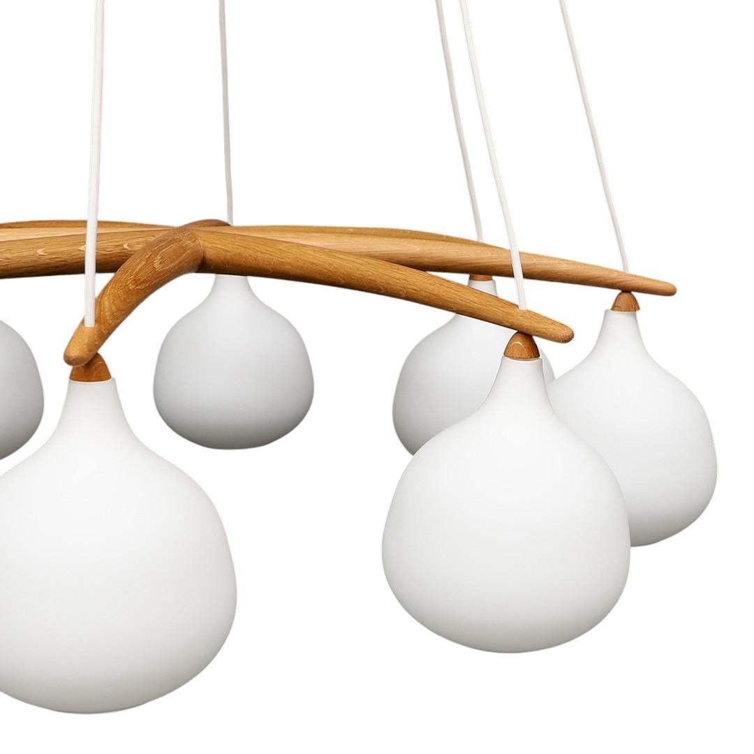 Mid-Century moderno Lampada da soffitto in teak a 8 bracci di Uno & Östen Kristiansson Luxus, Vittsjö, Svezia 1950s in vendita