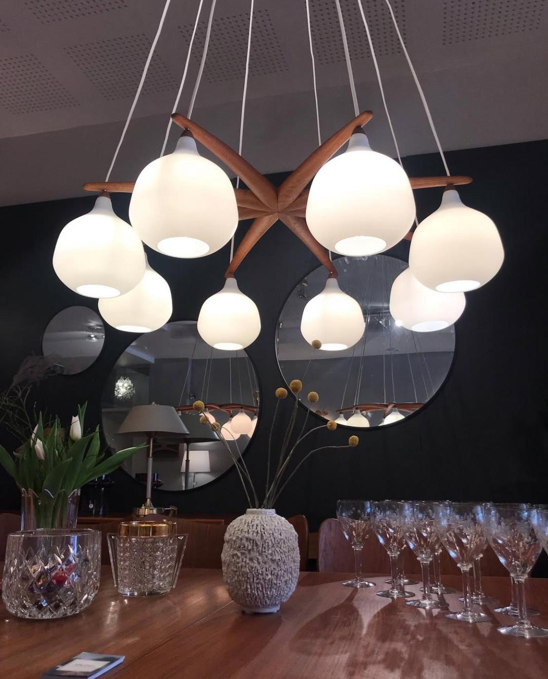 Svedese Lampada da soffitto in teak a 8 bracci di Uno & Östen Kristiansson Luxus, Vittsjö, Svezia 1950s in vendita