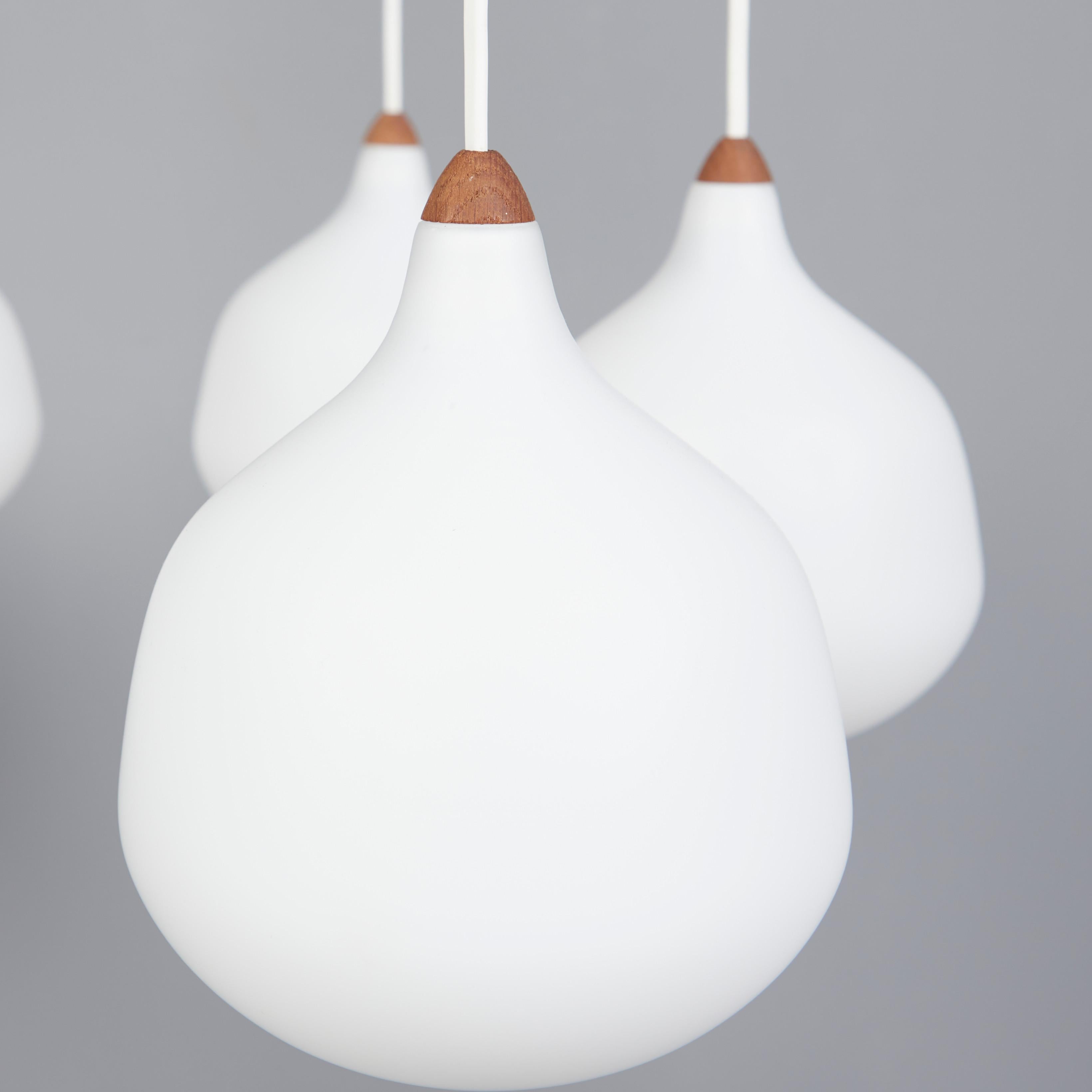 Lampada da soffitto in teak a 8 bracci di Uno & Östen Kristiansson Luxus, Vittsjö, Svezia 1950s In condizioni buone in vendita a Göteborg, SE