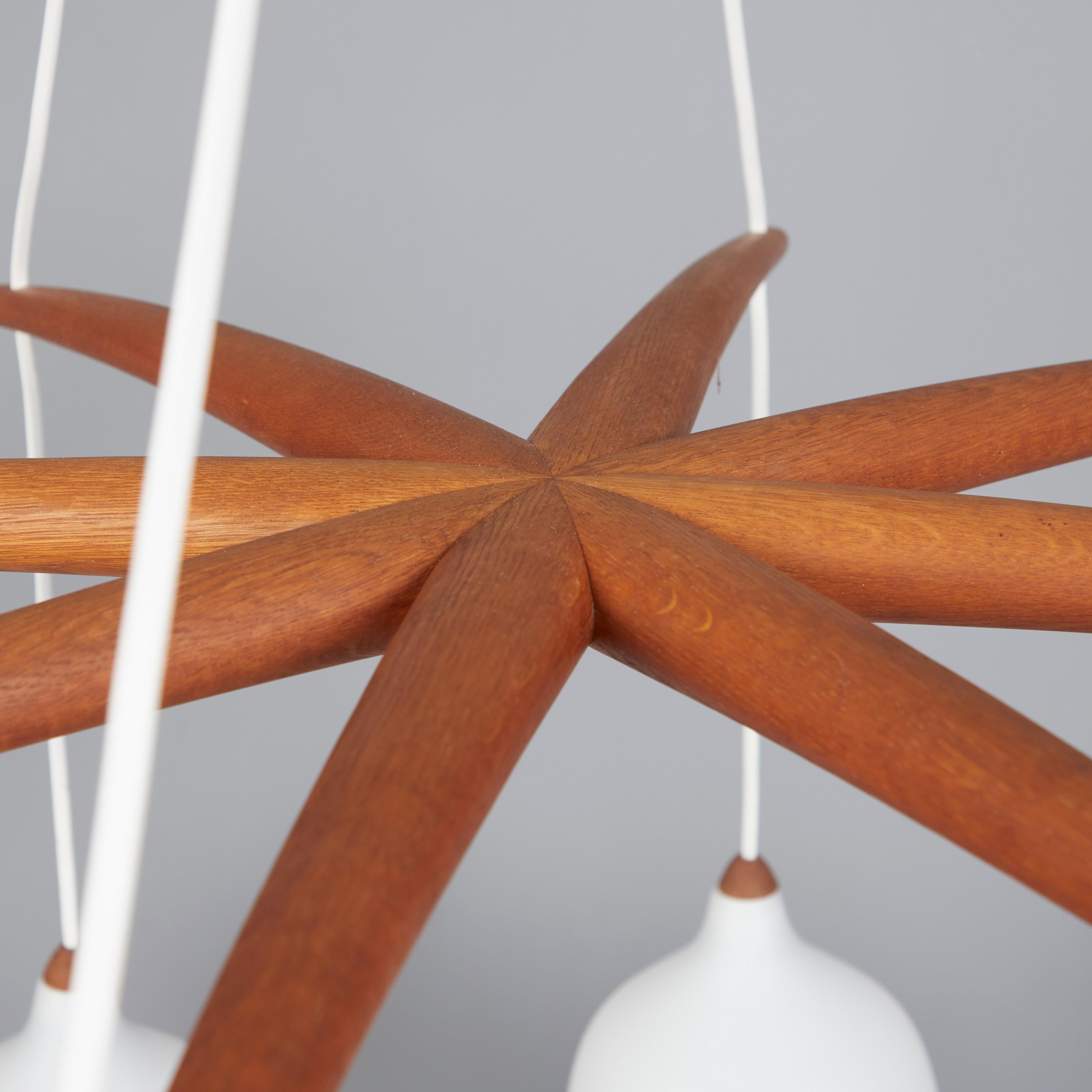 Metà XX secolo Lampada da soffitto in teak a 8 bracci di Uno & Östen Kristiansson Luxus, Vittsjö, Svezia 1950s in vendita