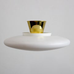 Plafonnier avec une monture en laiton doré et un diffuseur en verre opale - Milan, Espagne -