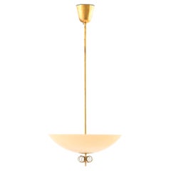 Plafonnier en laiton et verre crème par Paavo Tynell, années 1950