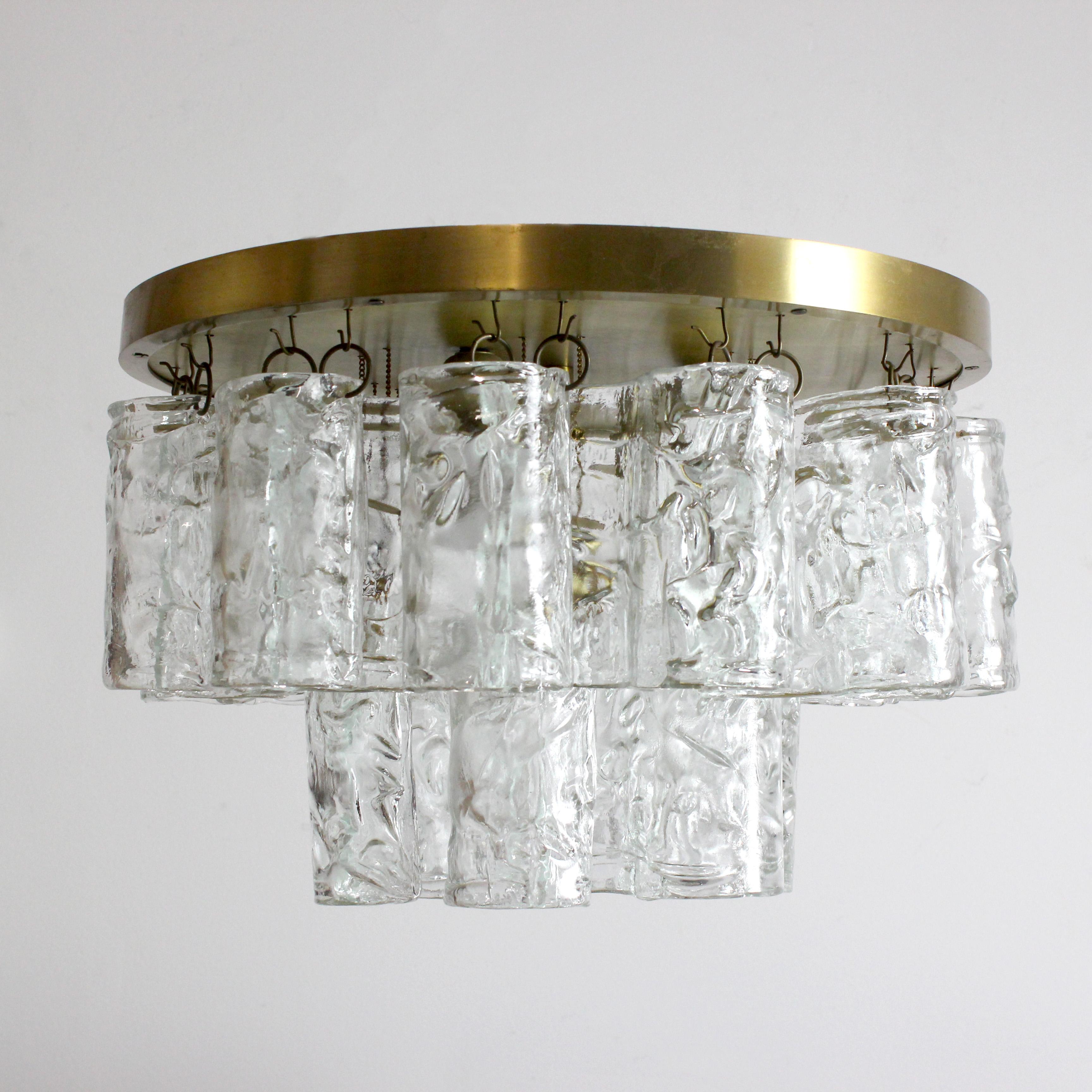 Deckenleuchte mit vergoldetem Messingrahmen und strukturiertem S-förmigem Glas - Zero Quattro - Mailand/Italien - um 1970

Abmessungen: 32 x 45 cm (12,5 x 17,7 Zoll)