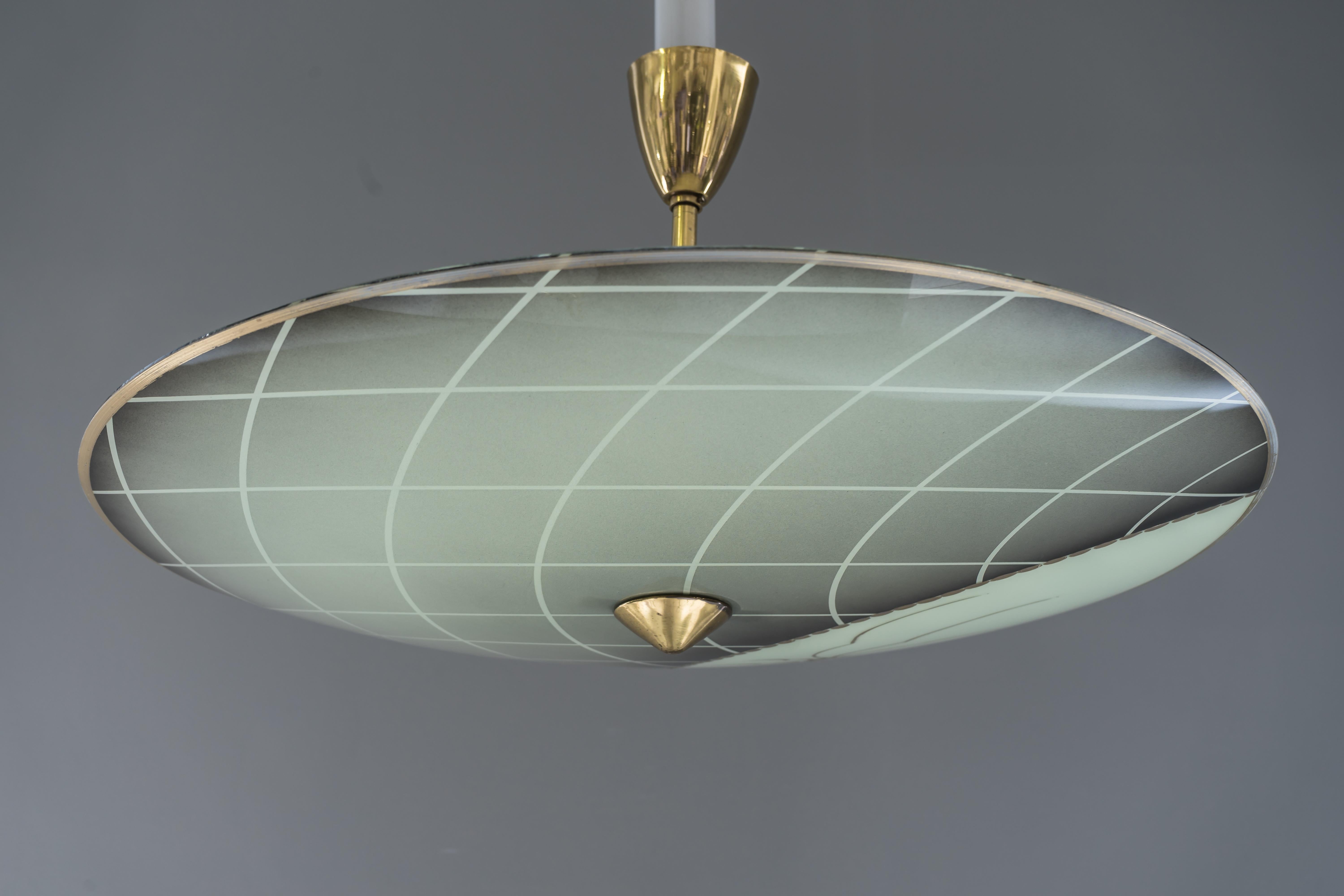 Peint Lampe de plafond avec abat-jour original en verre peint:: circa 1960s en vente