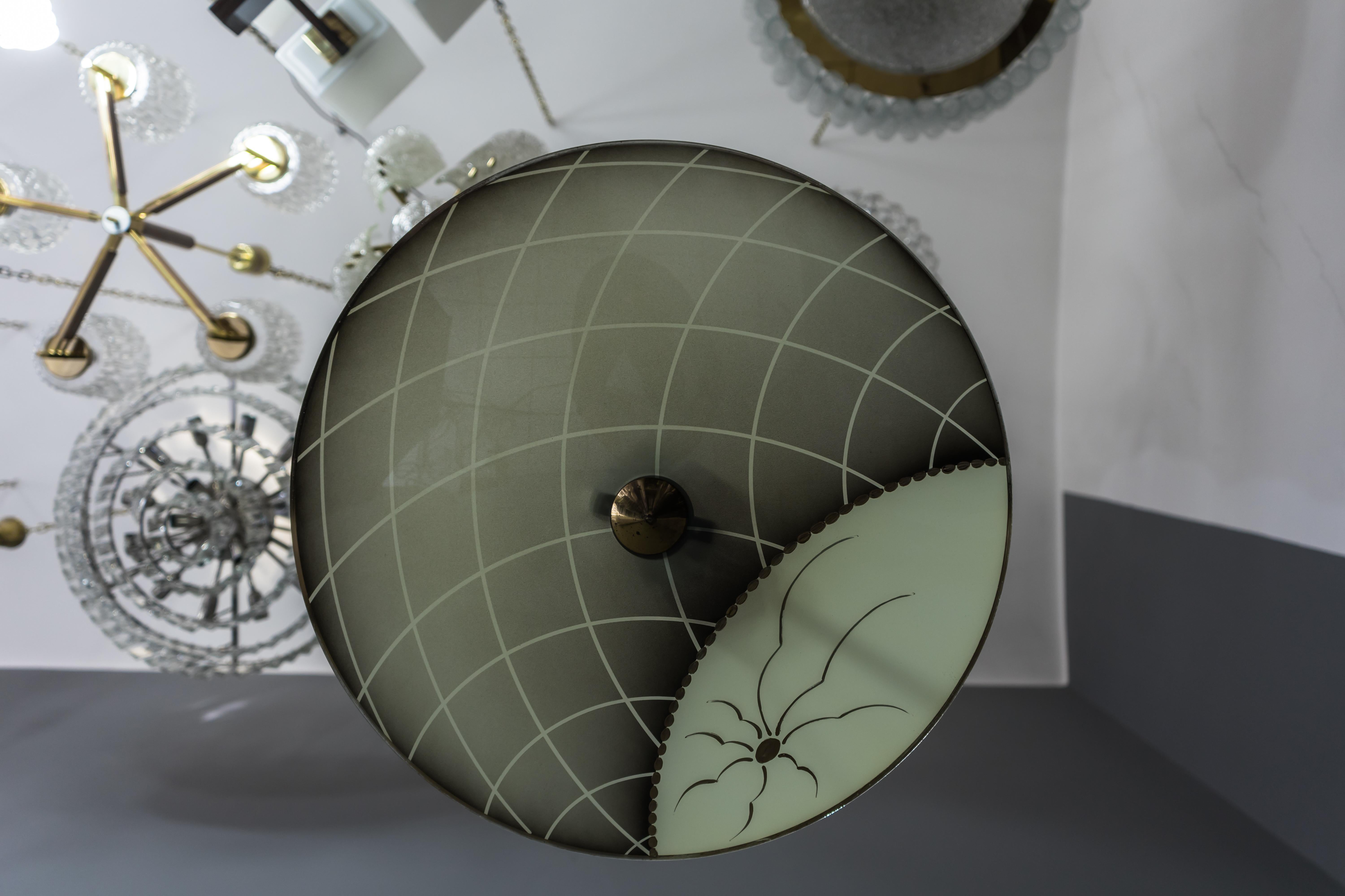 Milieu du XXe siècle Lampe de plafond avec abat-jour original en verre peint:: circa 1960s en vente