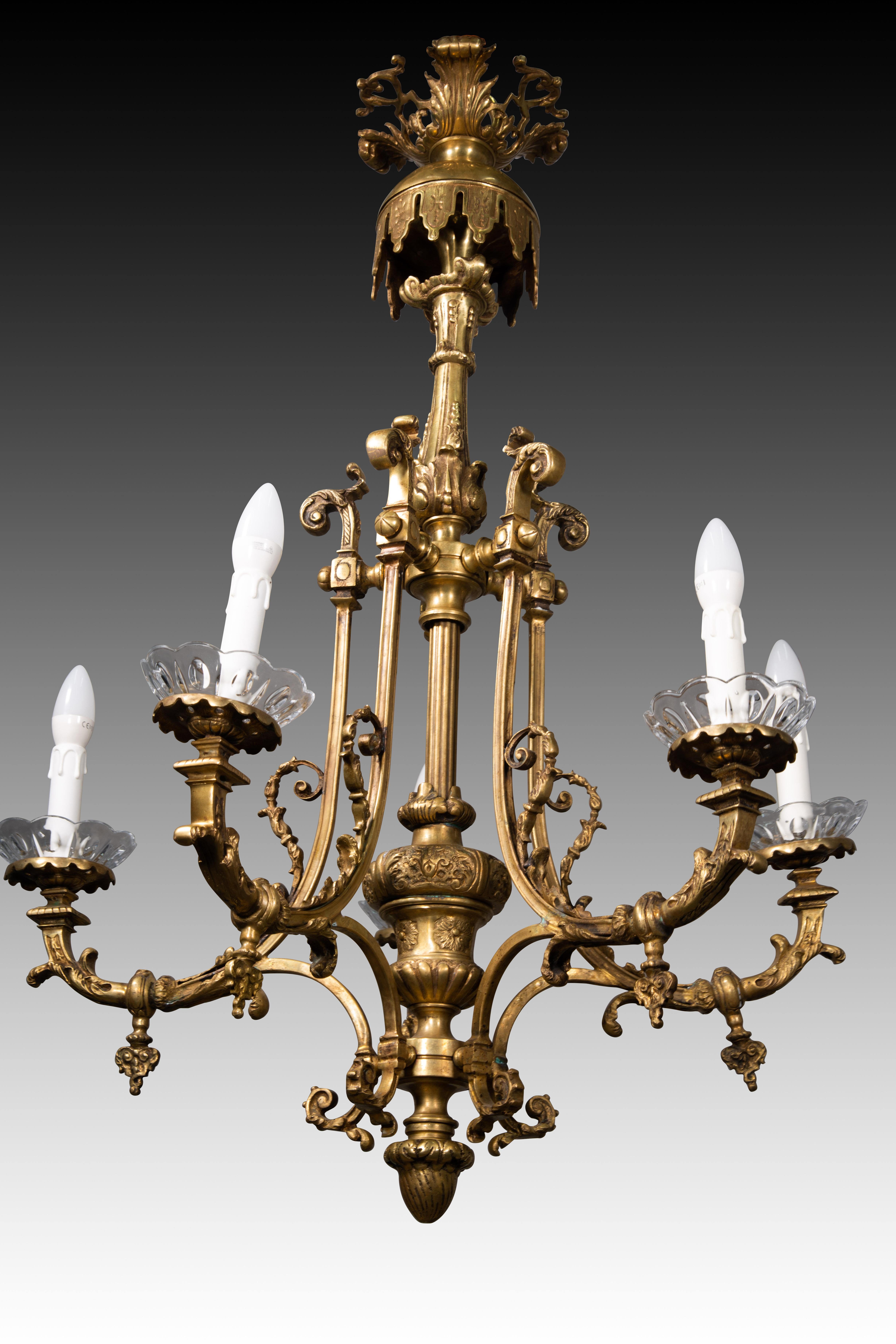Lámpara de techo de seis luces. Bronce con acabado antiguo y cristal. Europeo en venta