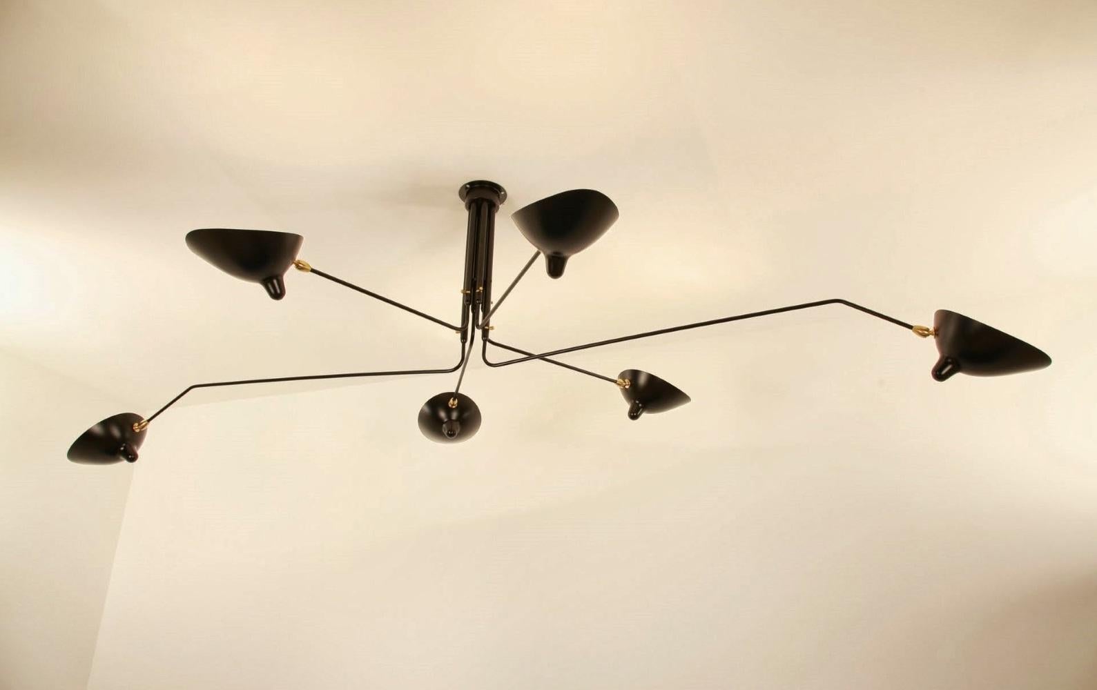 Di dimensioni impressionanti, questa lampada da soffitto a sei bracci è un classico di Mouille. Le teste inclinabili e rotanti con bracci rotanti da 31 e 54 pollici rendono questo apparecchio davvero spettacolare in una stanza di grandi dimensioni.