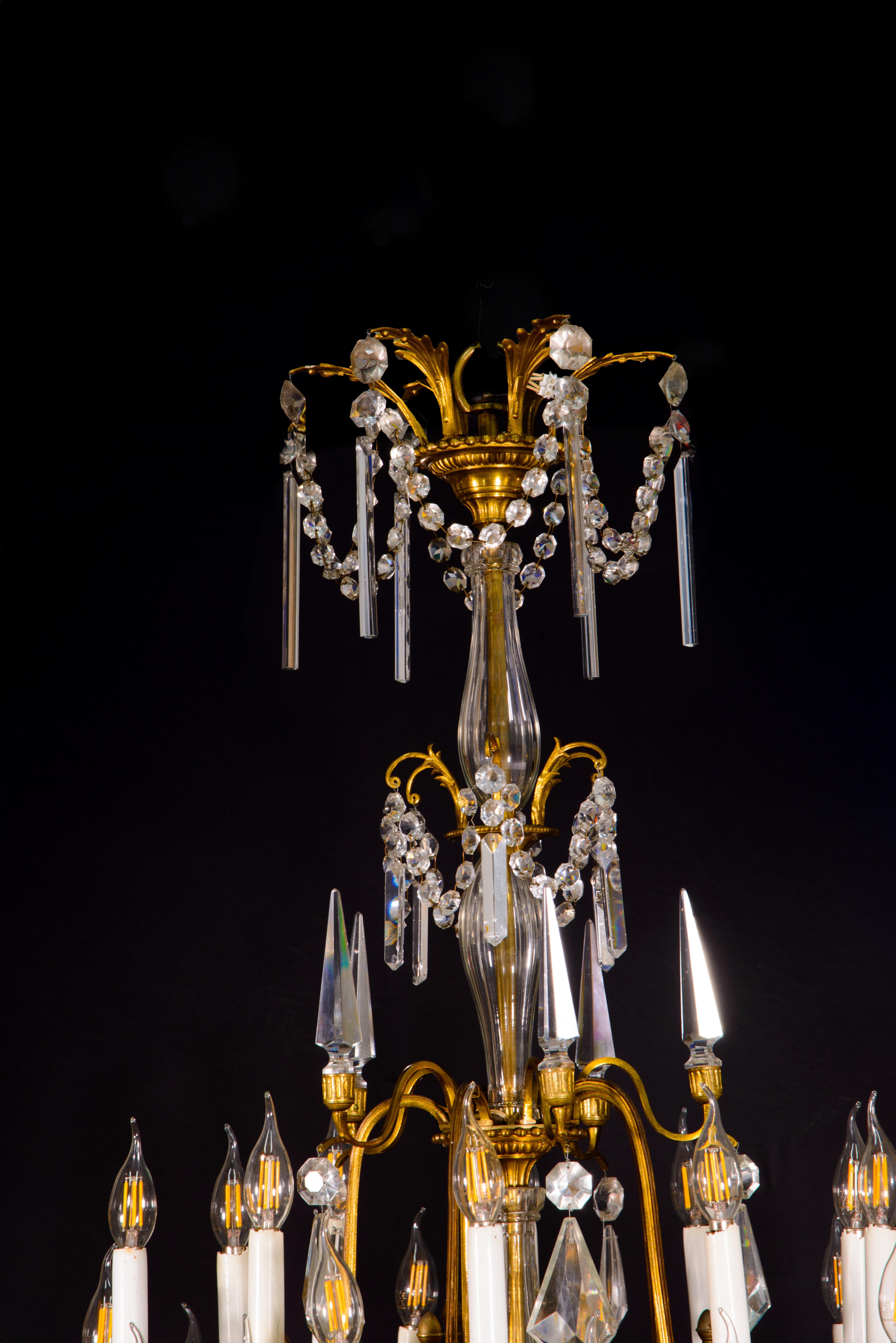 Lampada da soffitto con trenta luci. Bronzo, vetro. XIX secolo. 
Il vetro potrebbe presentare alcuni difetti.
Un lampadario o una lampada da soffitto con un totale di trenta luci e i relativi piattini di vetro, che ricordano i tempi in cui si