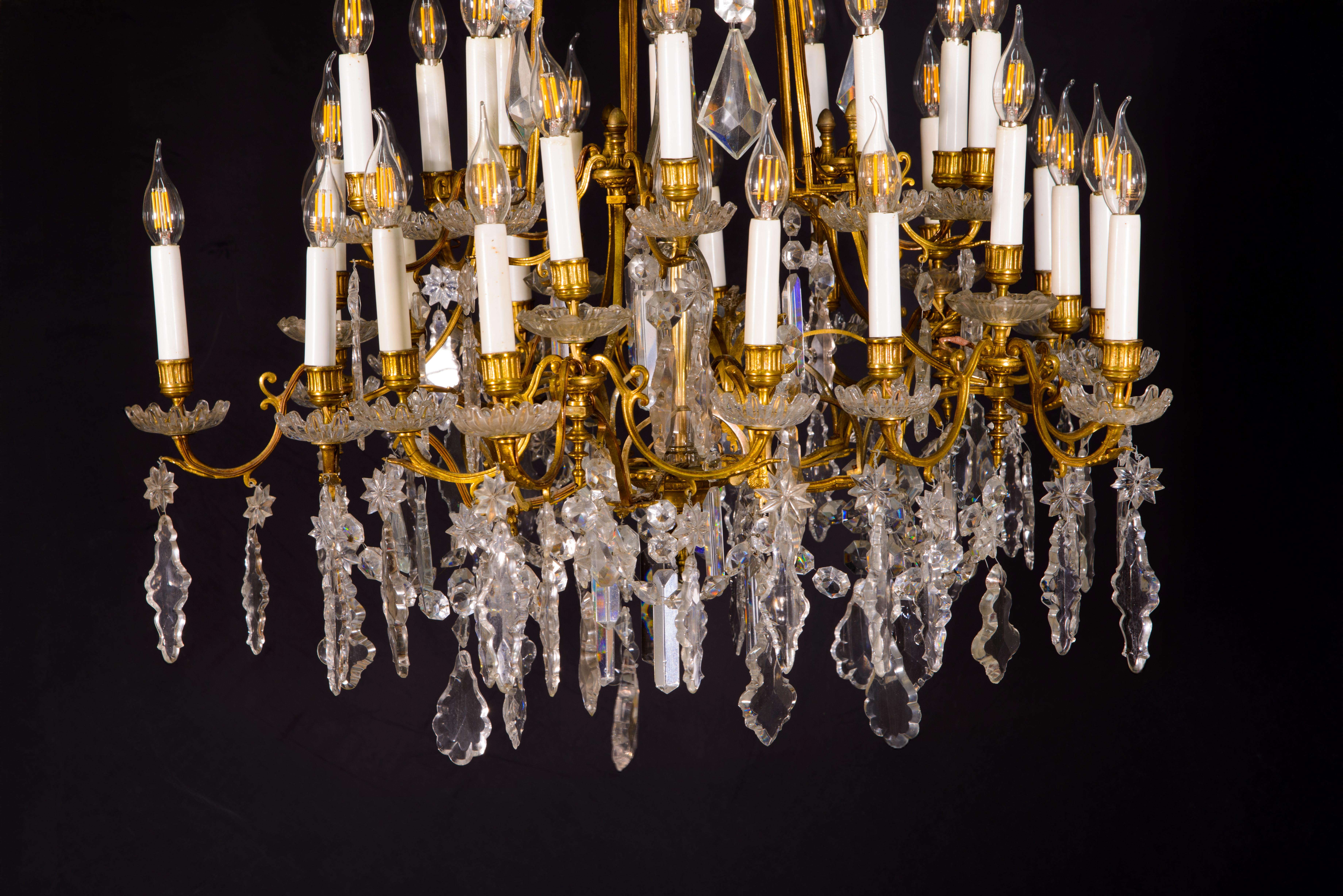 Altro Lampada da soffitto con trenta luci. Bronzo, vetro. XIX secolo. in vendita