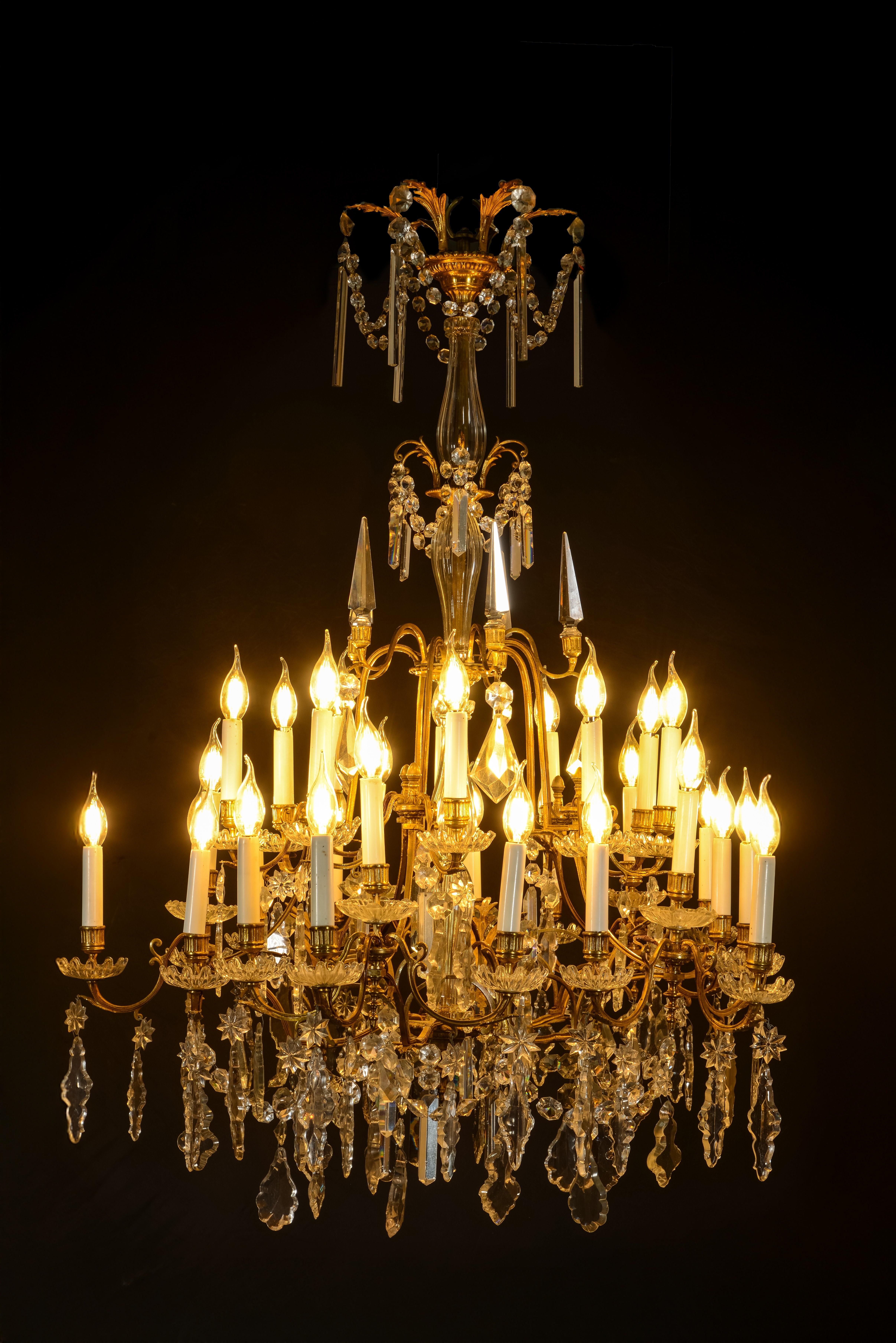 Europeo Lampada da soffitto con trenta luci. Bronzo, vetro. XIX secolo. in vendita
