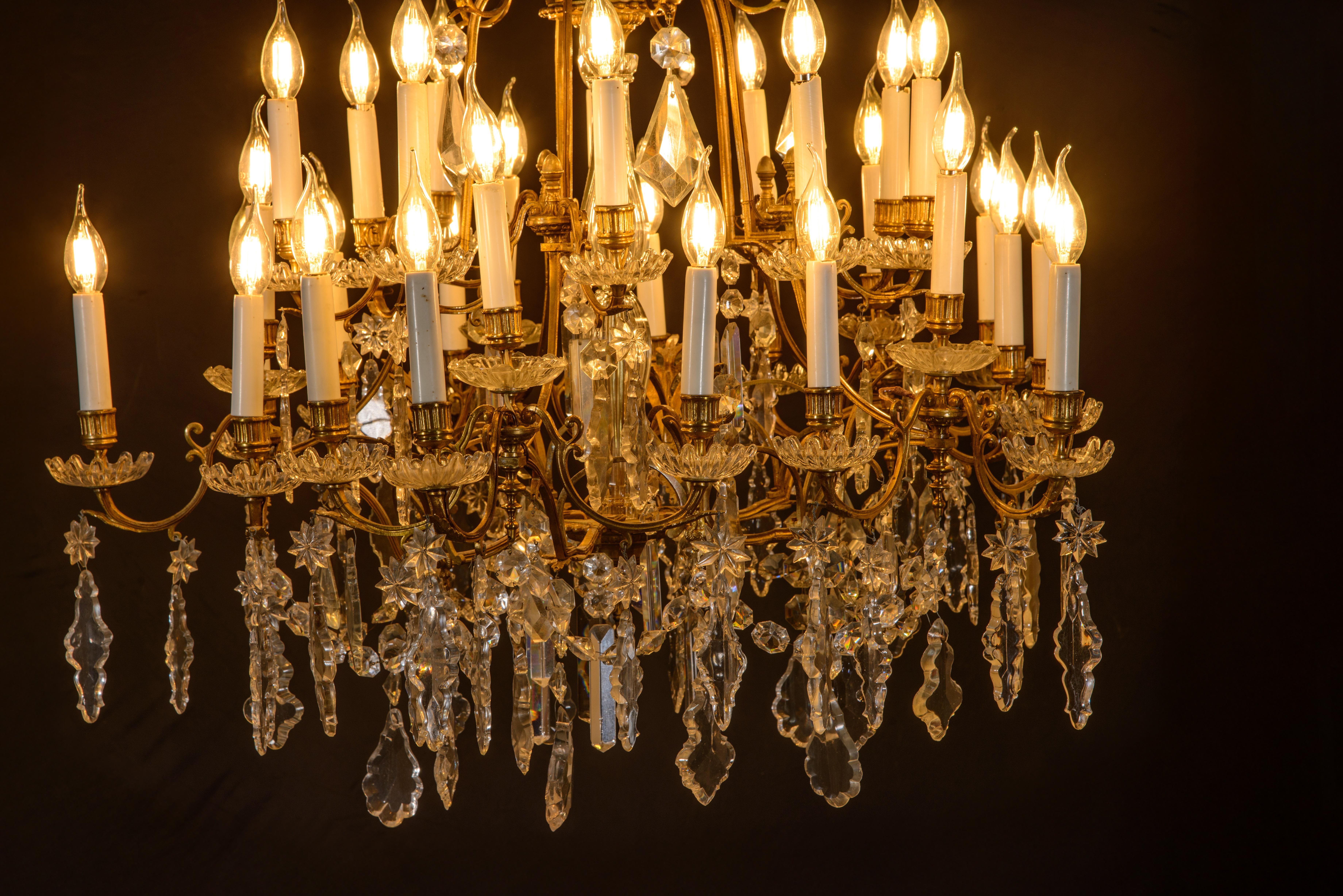 Lampada da soffitto con trenta luci. Bronzo, vetro. XIX secolo. in vendita 1